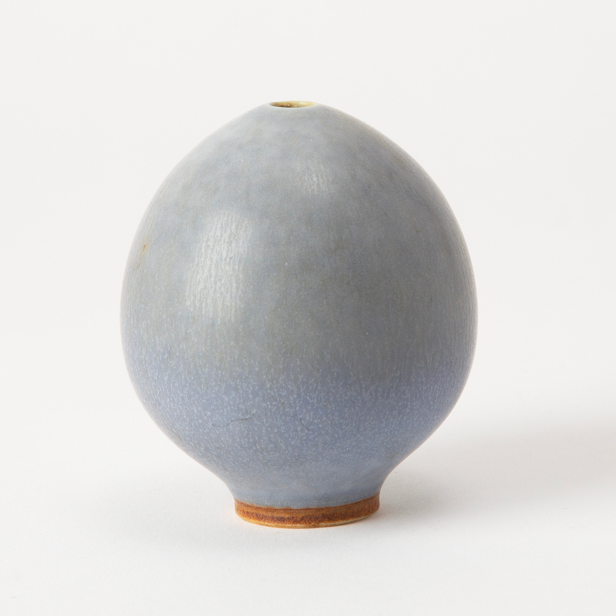 BERNDT FRIBERG. Vas, glaserat stengods, Gustavsberg Studio, ovoid form med harpälsglasyr i gråblått, signerad Friberg, märkt med Studiohanden och årsbokstav G, 1965.