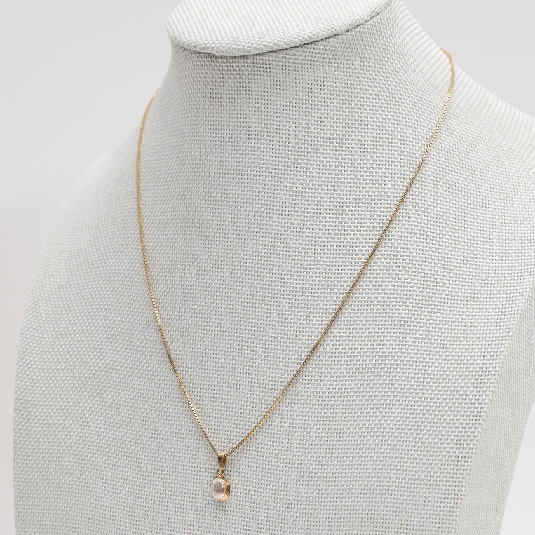 HALSBAND MED HÄNGE, 18k, guld, med infattad slipad klar dekor.