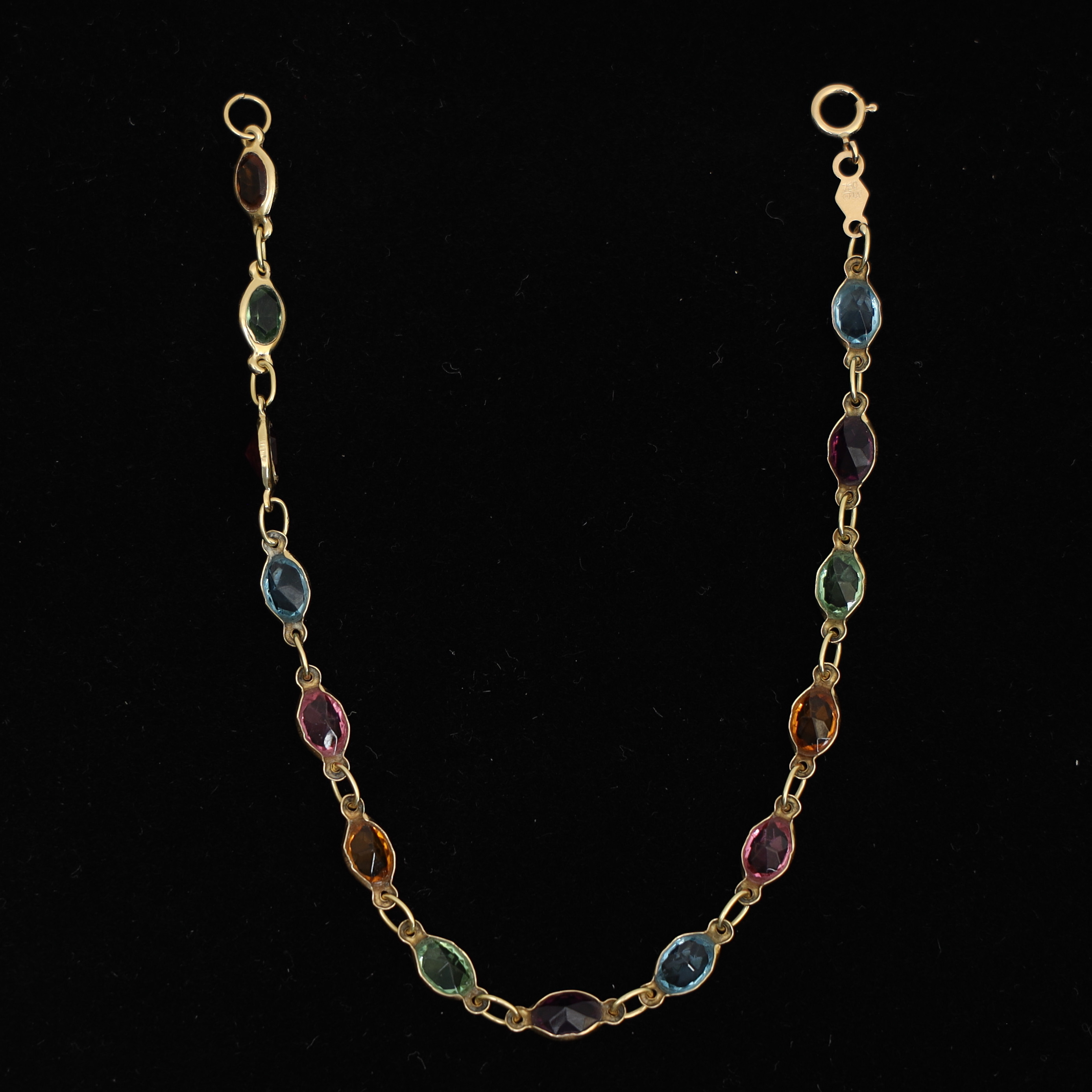 ARMBAND, 18k, guld, med infattade olikfärgade dekorer.