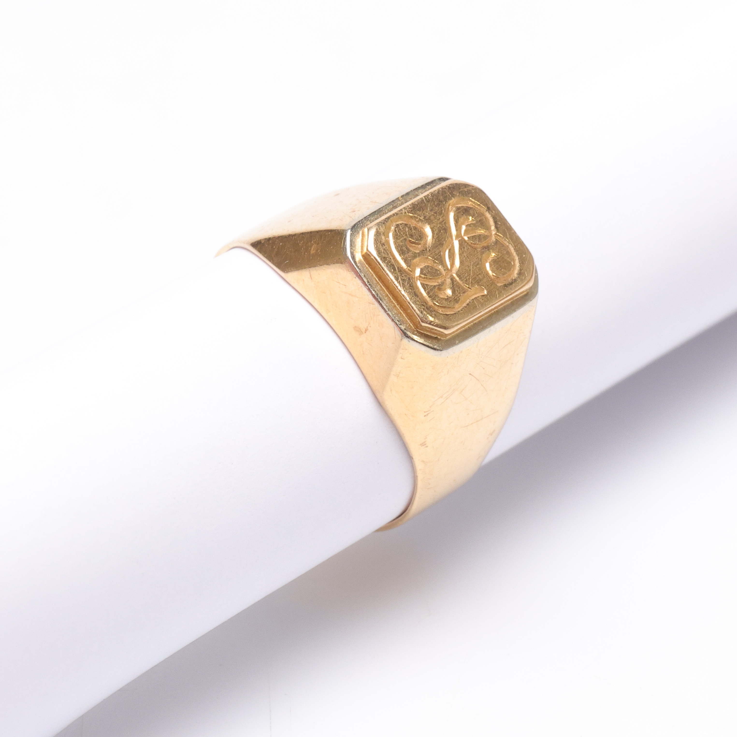 KLACKRING, 18K guld, vikt ca 2.6gram.