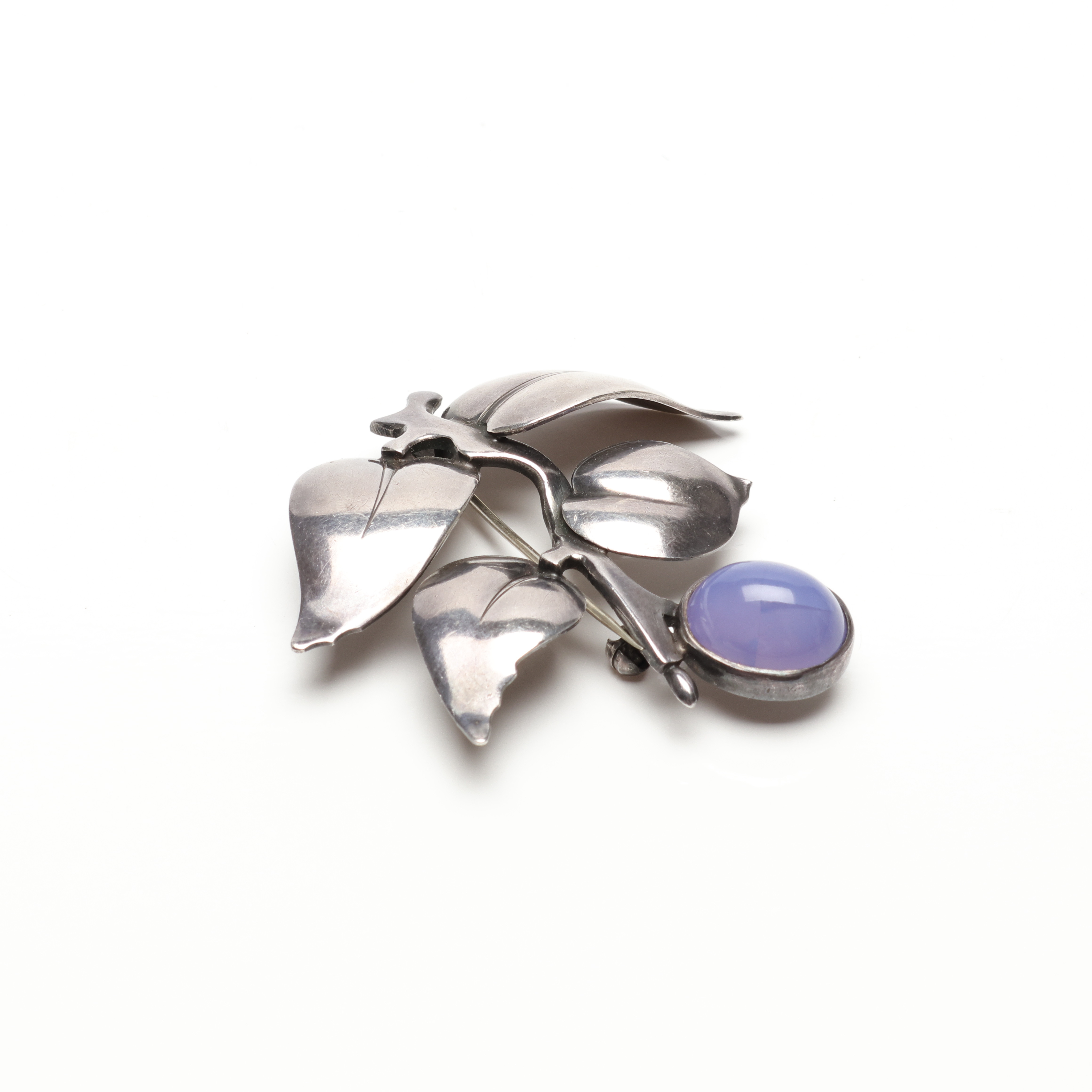 GERTRUD ENGEL. Brosch, MIC, Stockholm, silver i form av gren med blad, månsten.