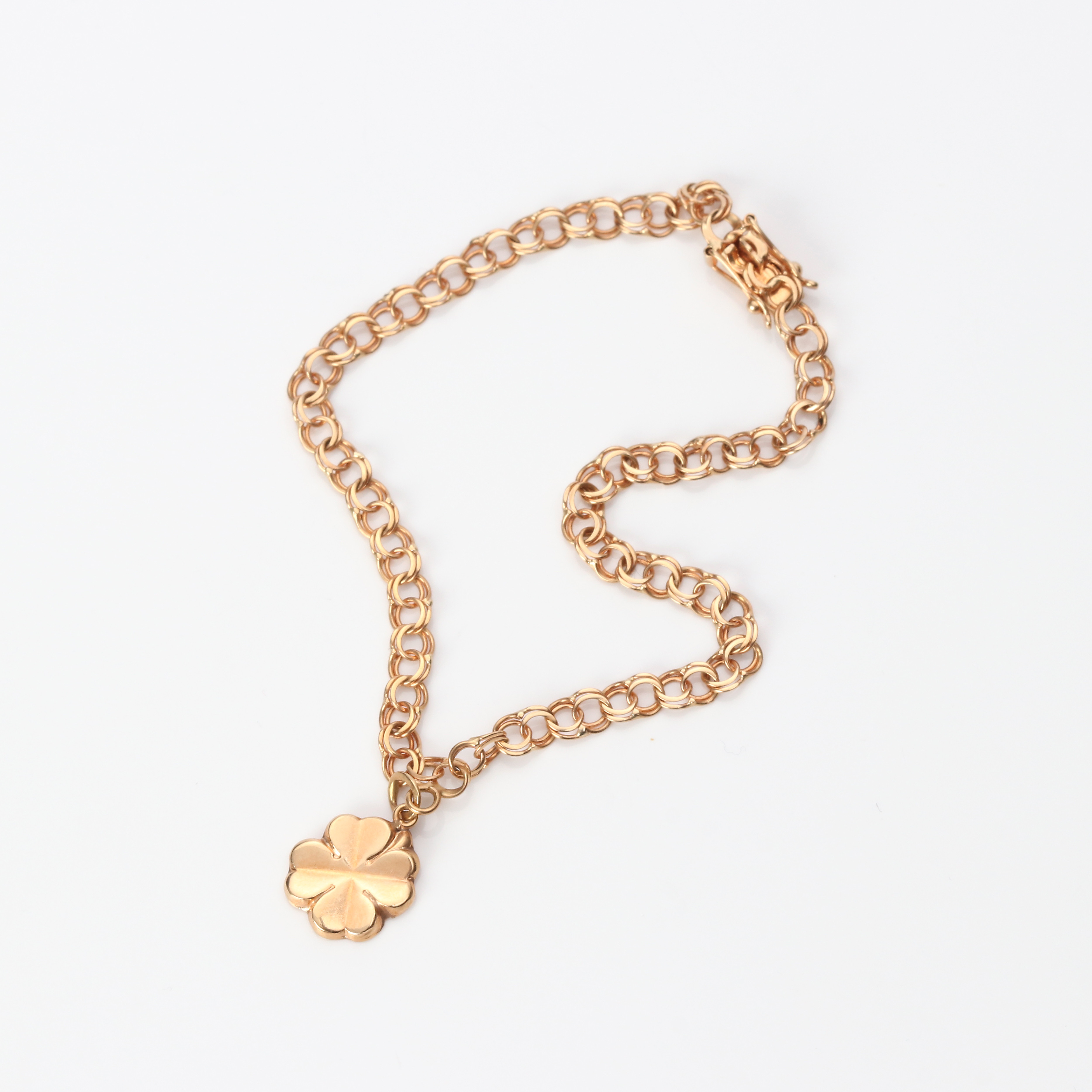 ARMBAND MED BERLOCK. 18k guld, vikt ca 4,6 gram.