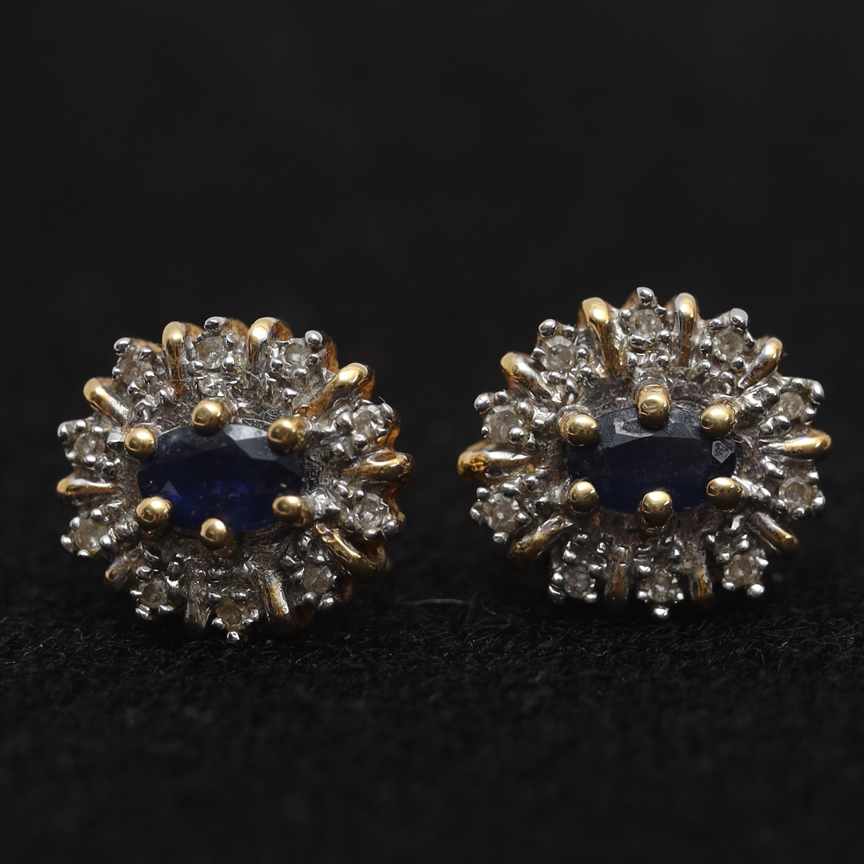 ÖRHÄNGEN ETT PAR, 18k, guld, med infattad safir och 10st diamanter vardera.