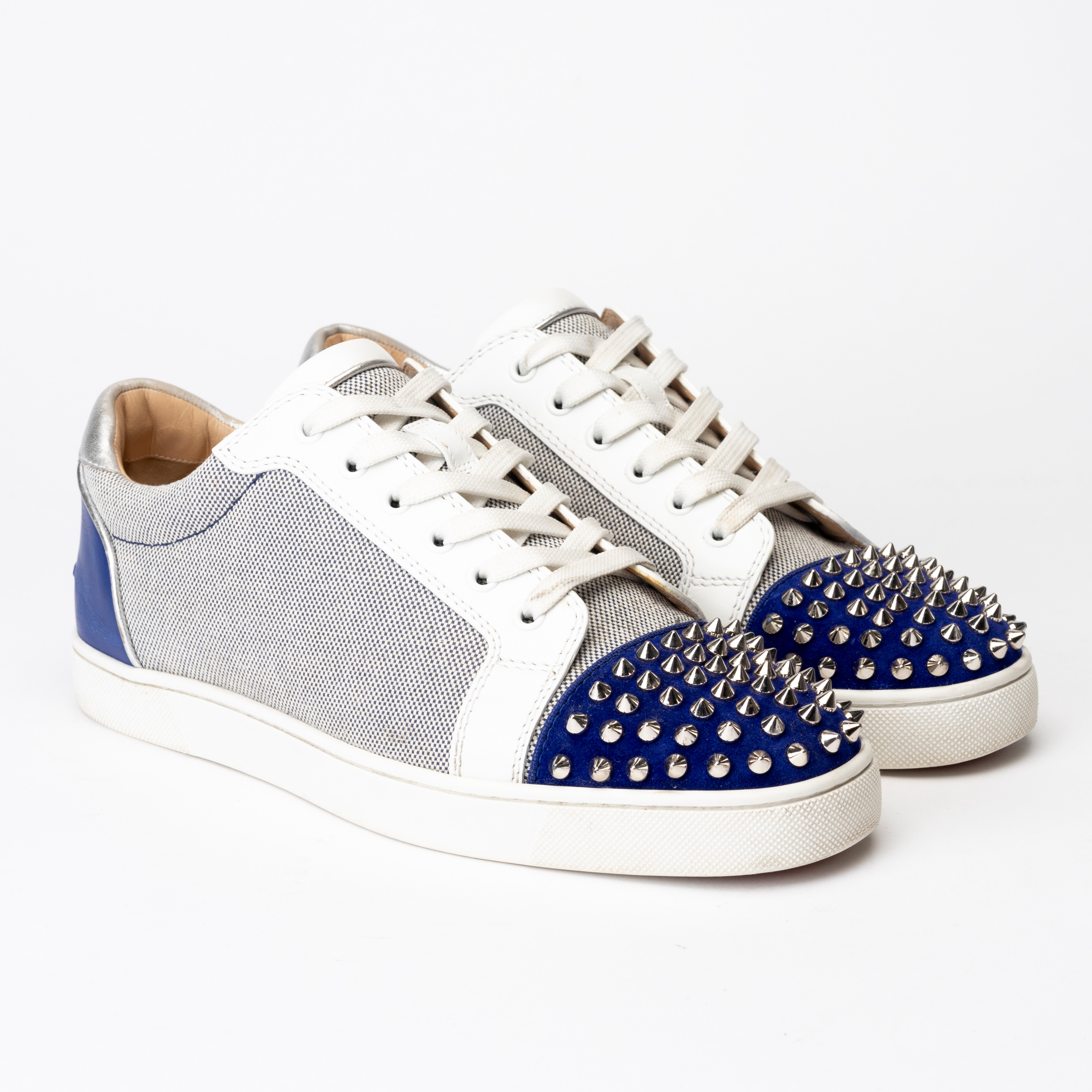CHRISTAN LOUBOUTIN. Sneakers, läder, canvas och mocka, Louis junior spikes, Paris, Frankrike, storlek 42,5.