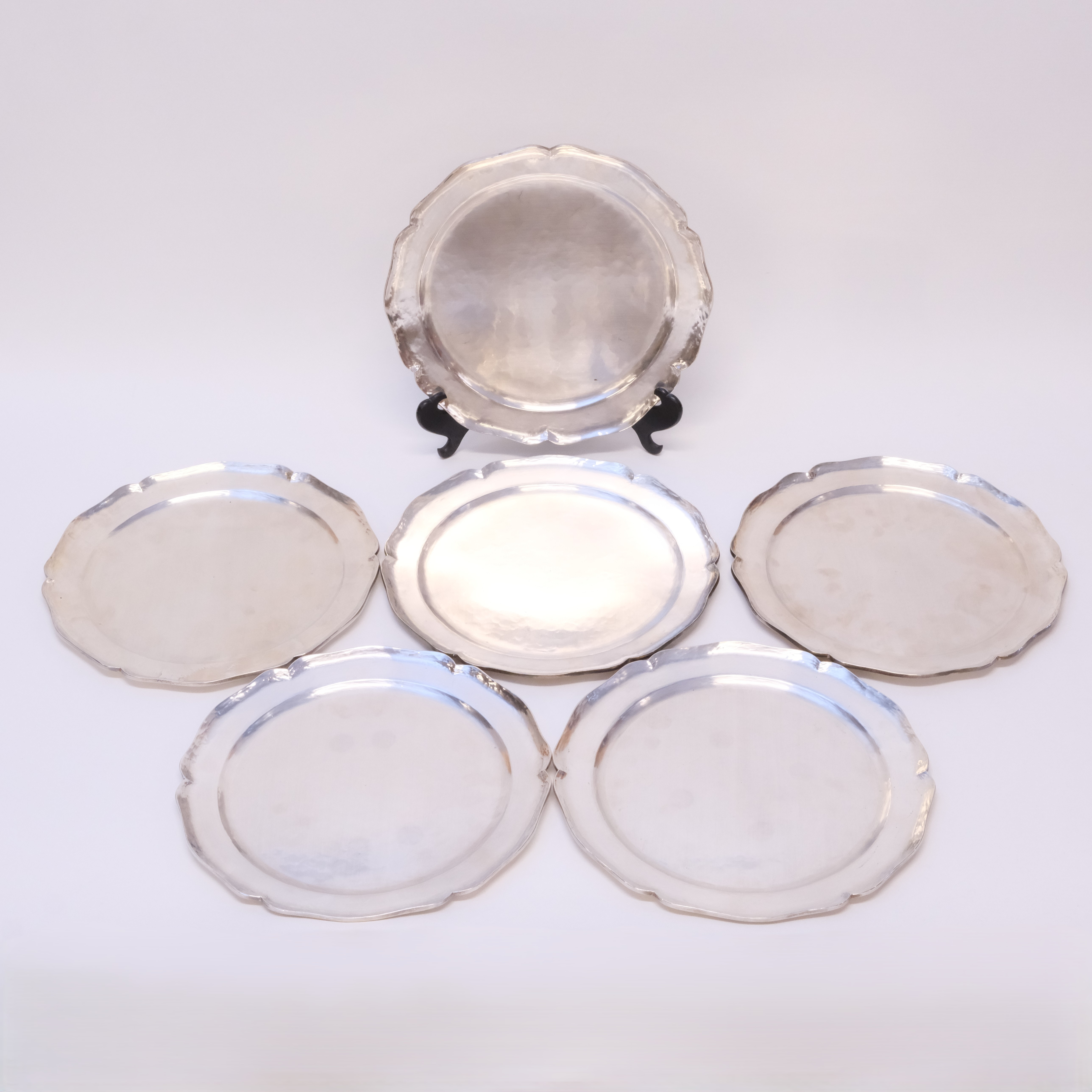 UNDERLÄGGSTALLRIKAR, ROKOKOSTIL, SEX STYCKEN, STERLINGSILVER.