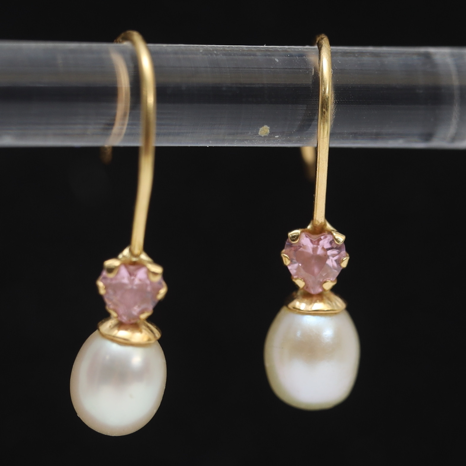 ÖRHÄNGEN ETT PAR, 18k, guld med infattad rosa dekor och pärla.