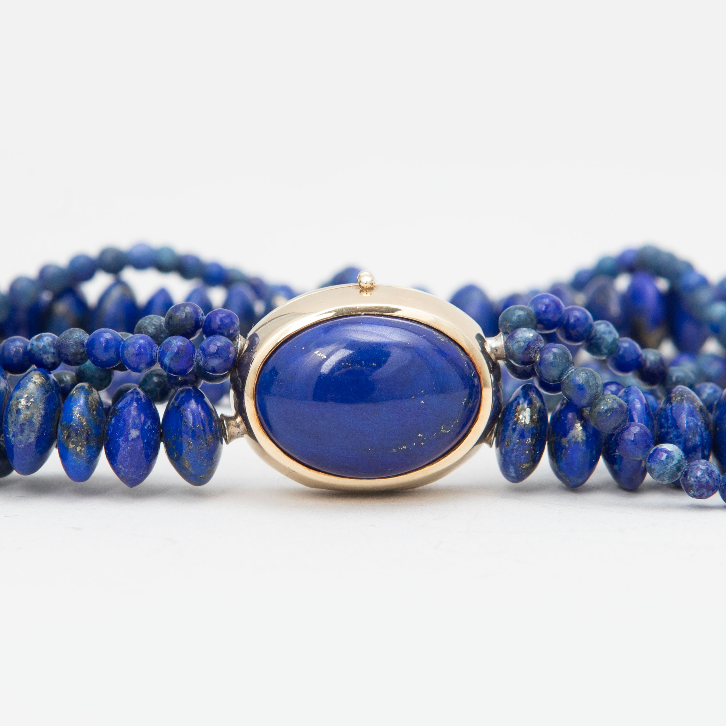 OLE LYNGGAARD. Collier, lås 14k guld, lapis lazuli.