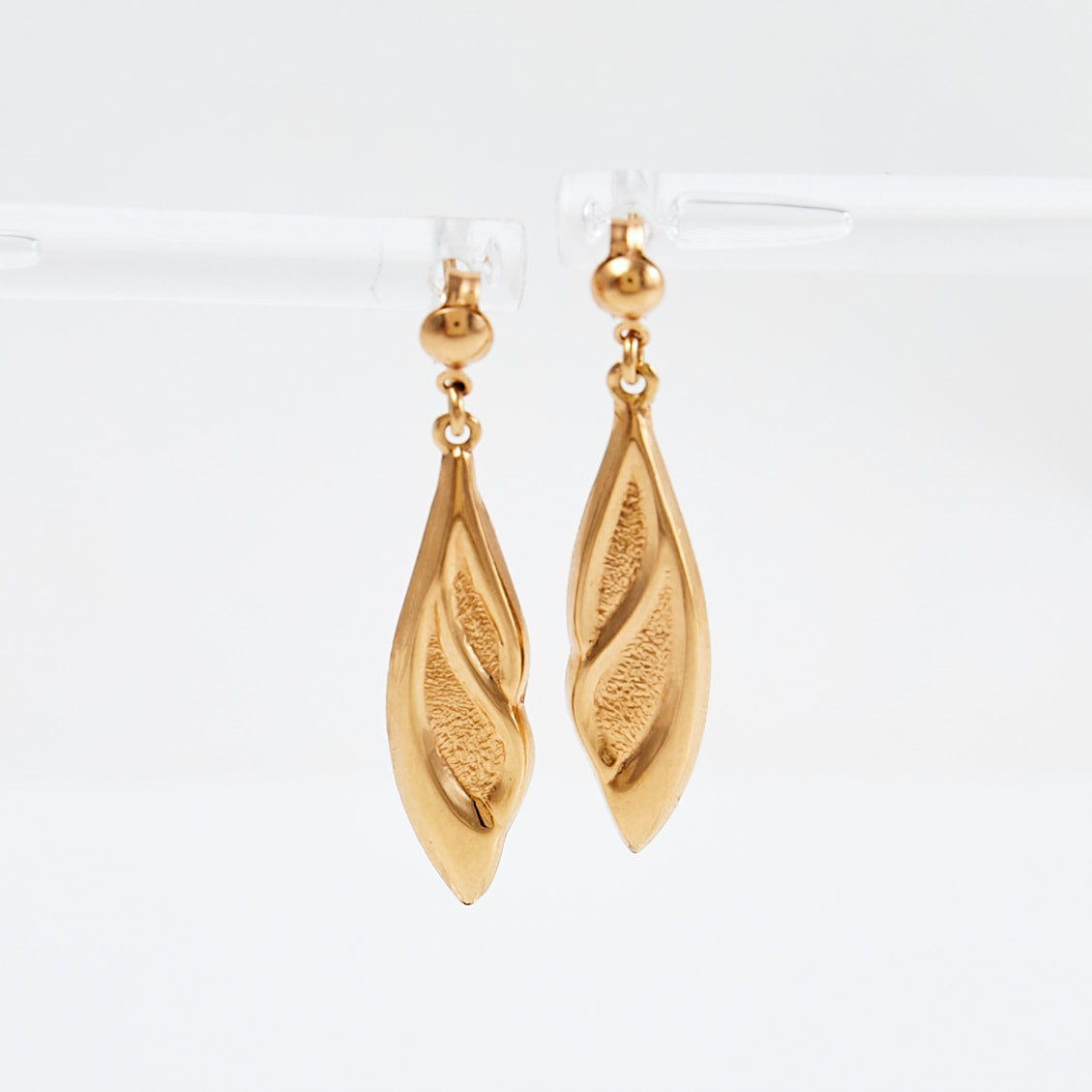 ÖRHÄNGEN, 1 par, 18 k guld, lövformade, delvis satinerade, utländska stämplar.