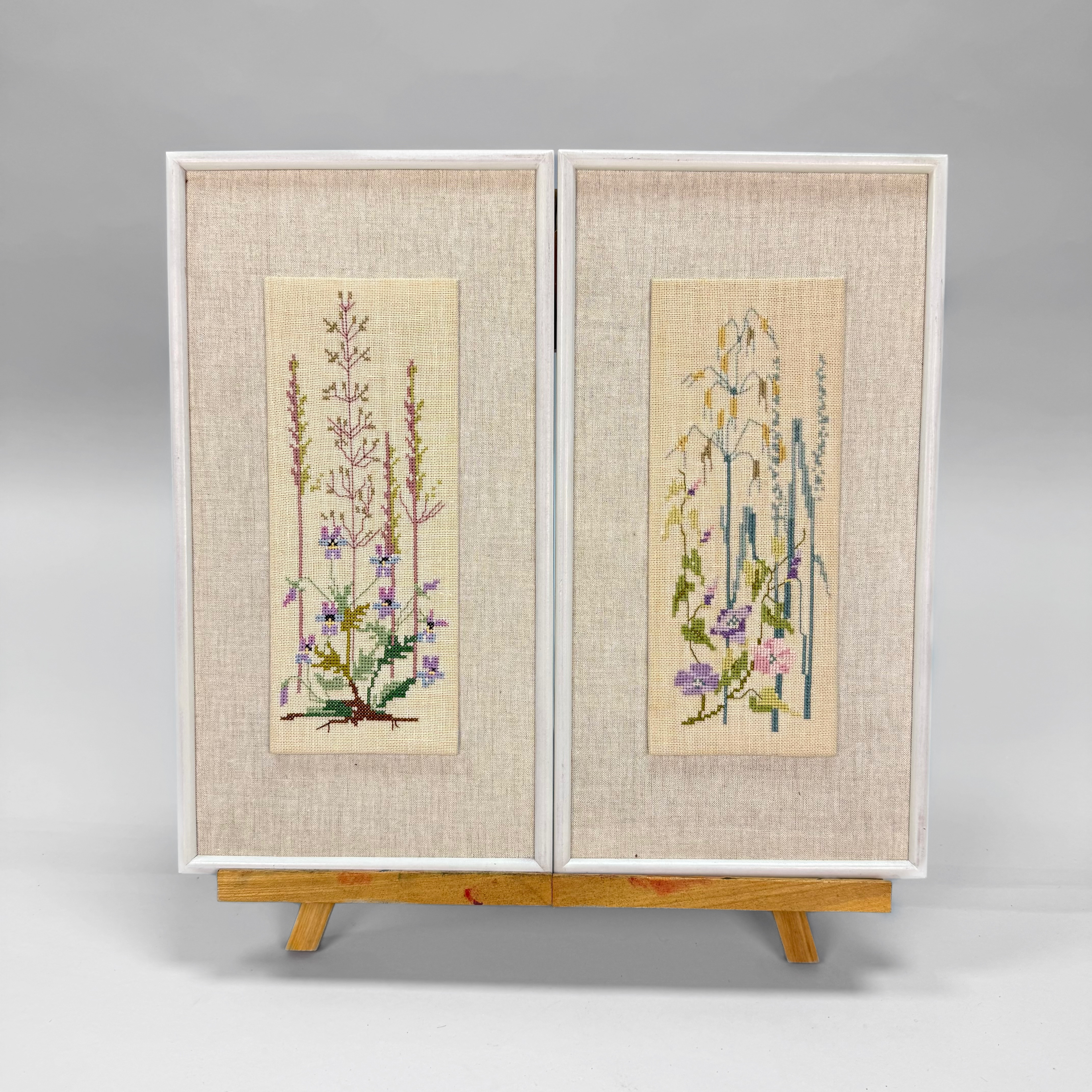TEXTILTAVLOR - 2 st broderade, motiv blommor, 1900 talets mitt.