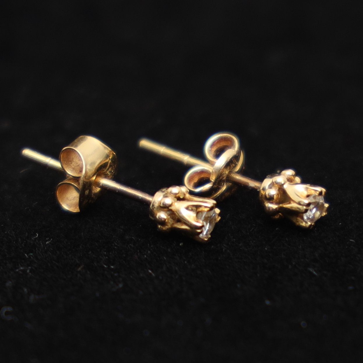 ÖRHÄNGEN ETT PAR, 18k, guld, med infattade slipade diamanter.