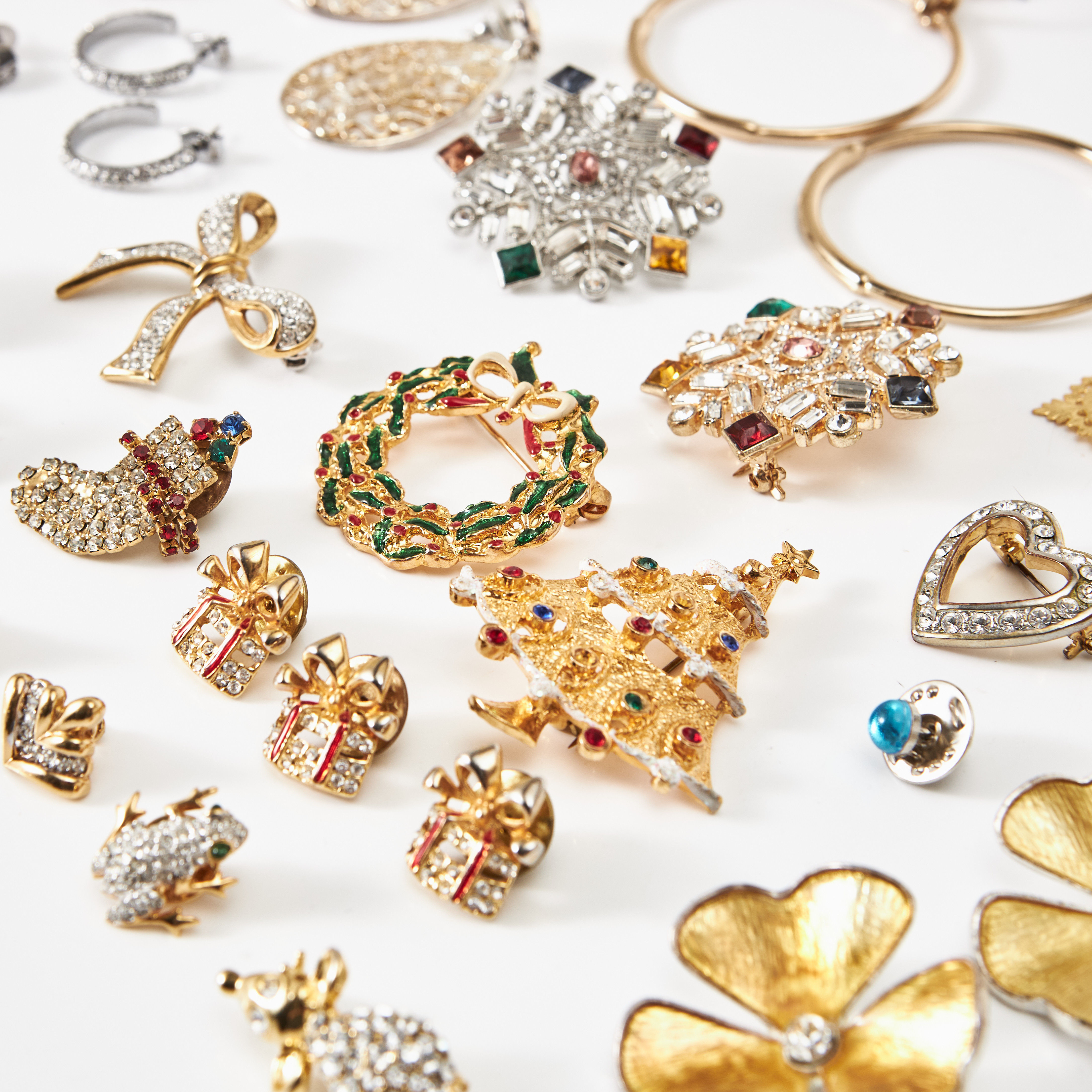 BIJOUTERIER, halsband, broscher, ringar, örhängen, bl a smyckemärket SNÖ of Sweden och Pilgrim.