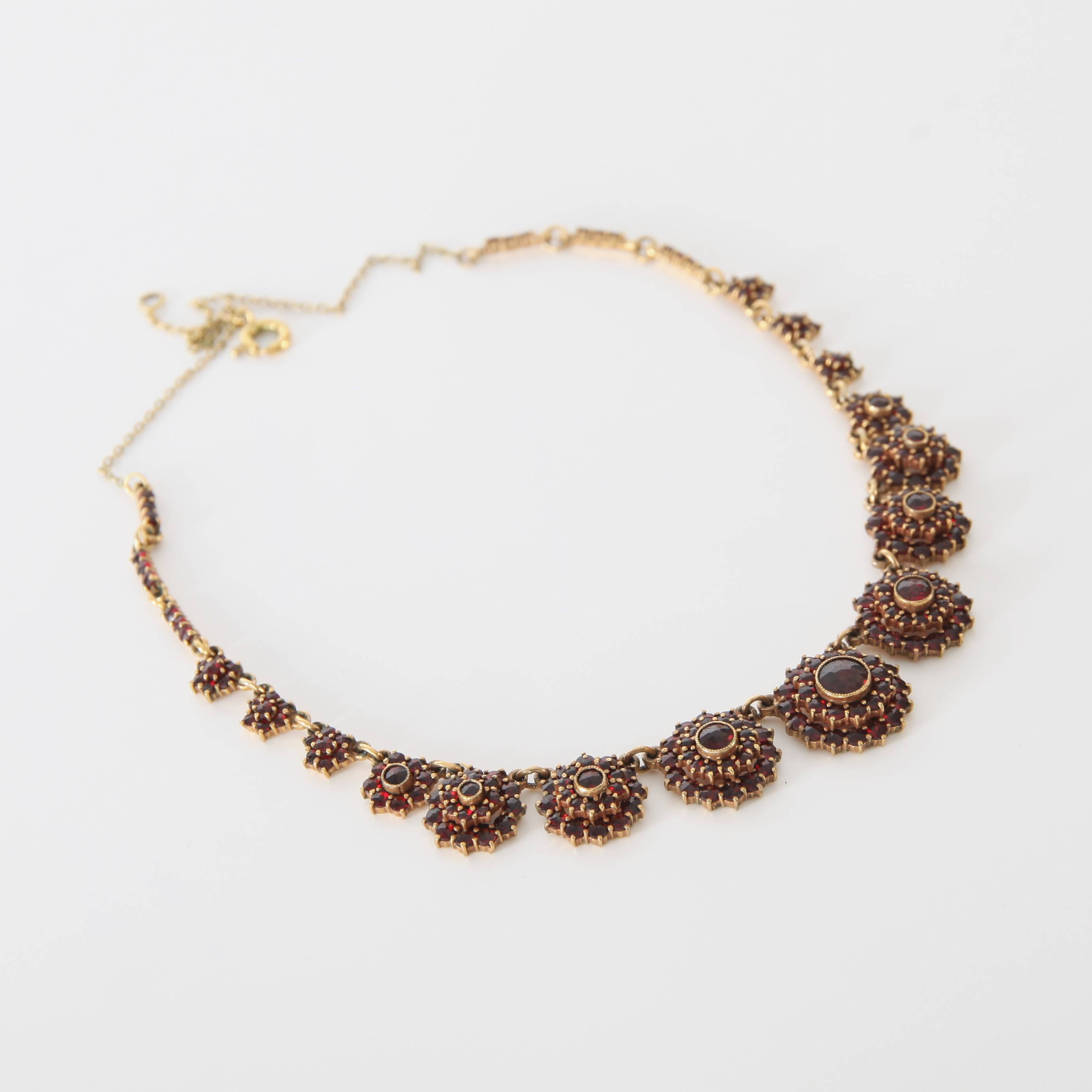 GRANATCOLLIER, Tombak med rosenslipade granater.