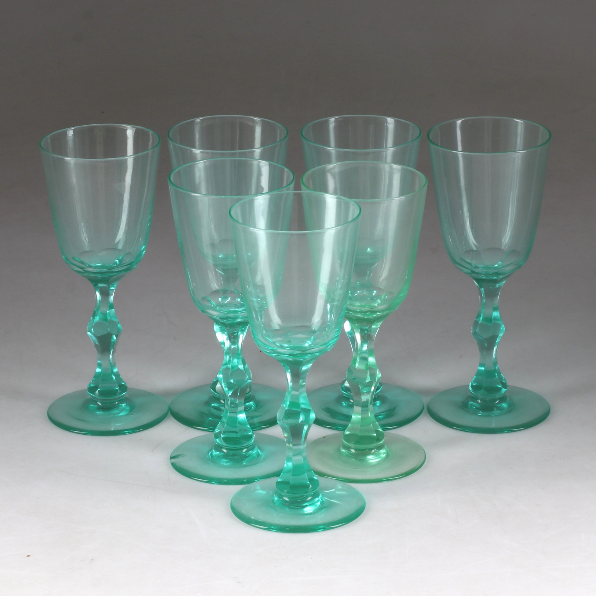 LIKÖRGLAS, 7 st , grönt glas. 1900-talets första hälft.