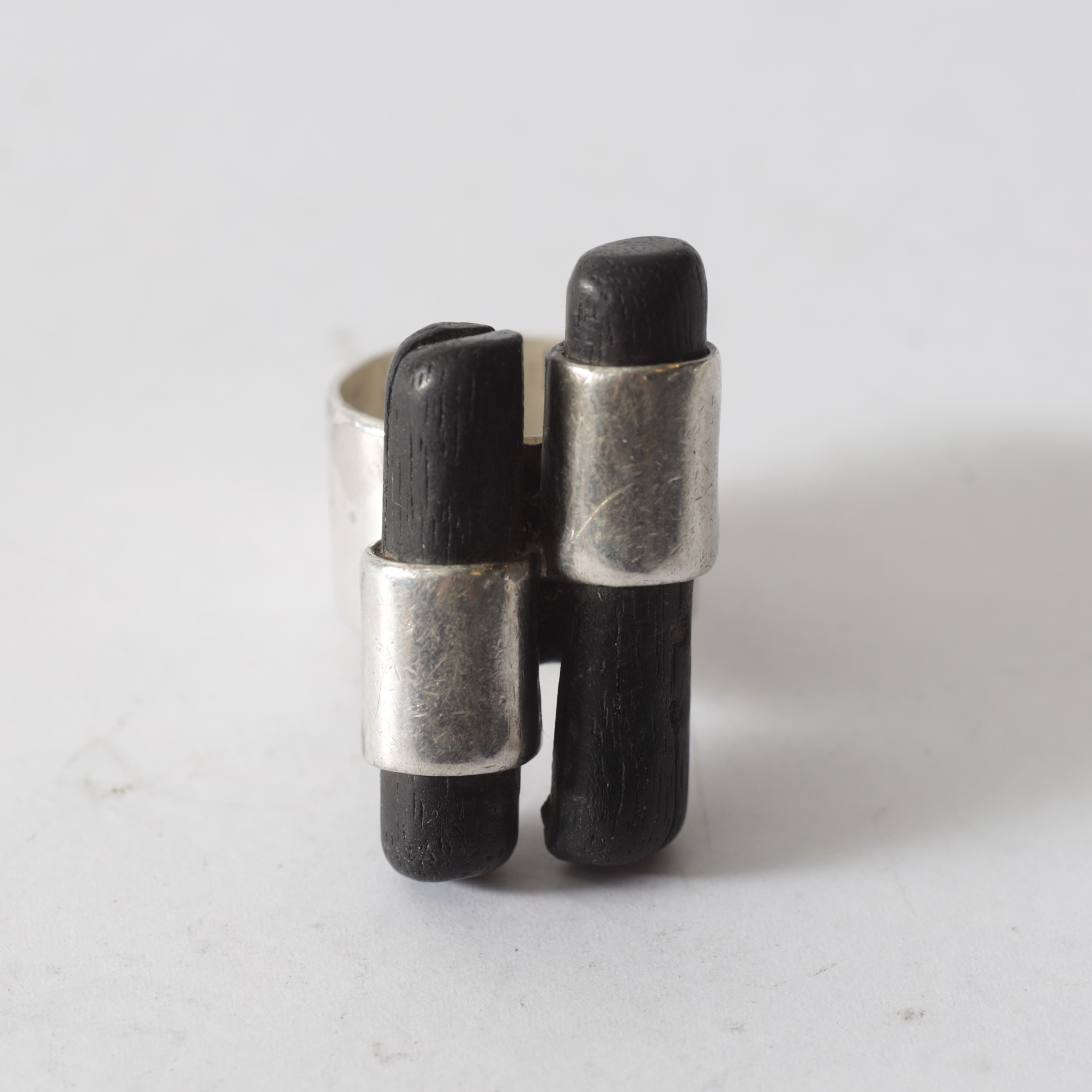 OIDENTIFIERAD KONSTNÄR. Cocktailring, sterlingsilver & svärtat trä, 2000. Totalvikt ca 15,9 gram.