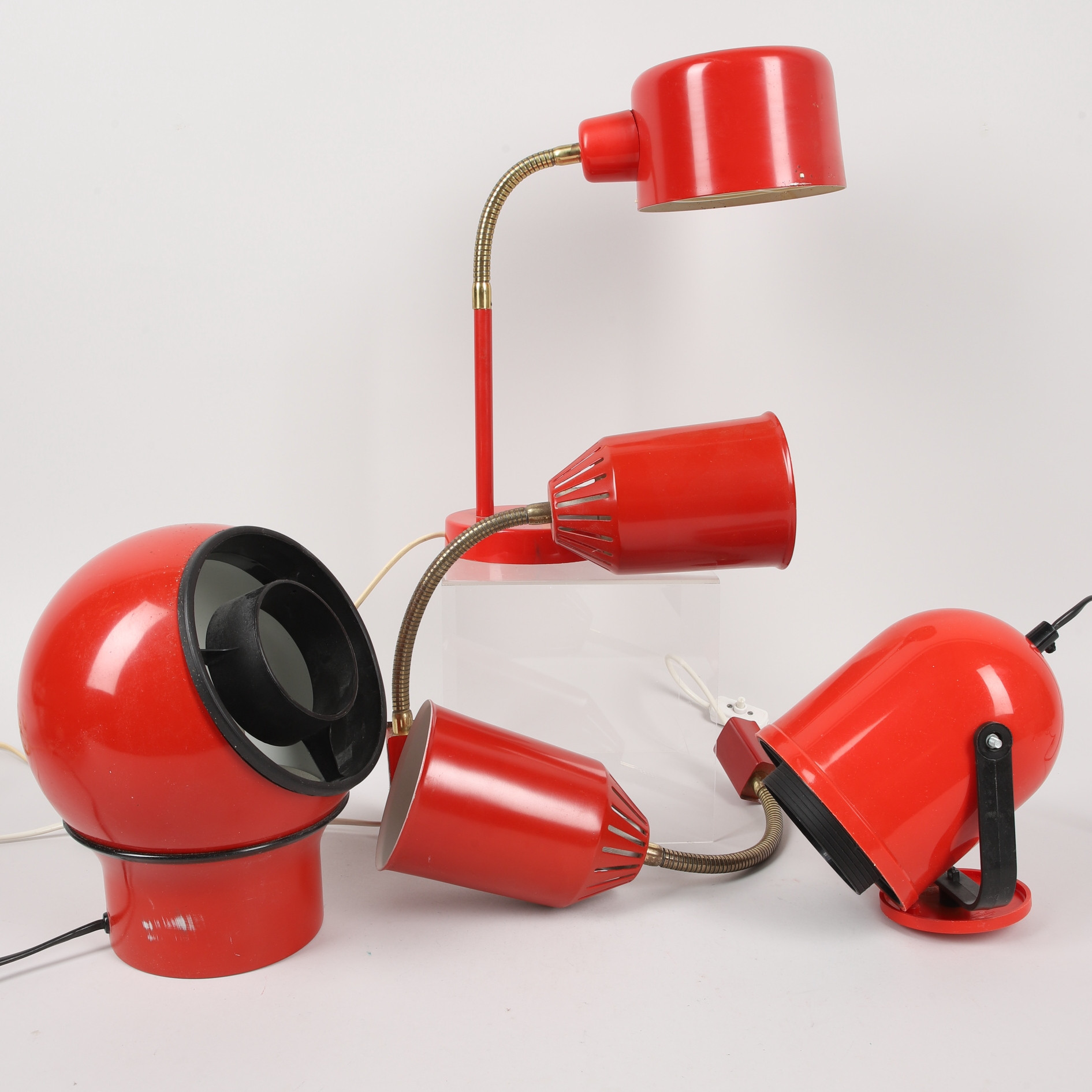 PARTI RÖDA VÄGGLAMPOR/BORDSLAMPA, 5 st, plast & metall, 1900-talets senare hälft.