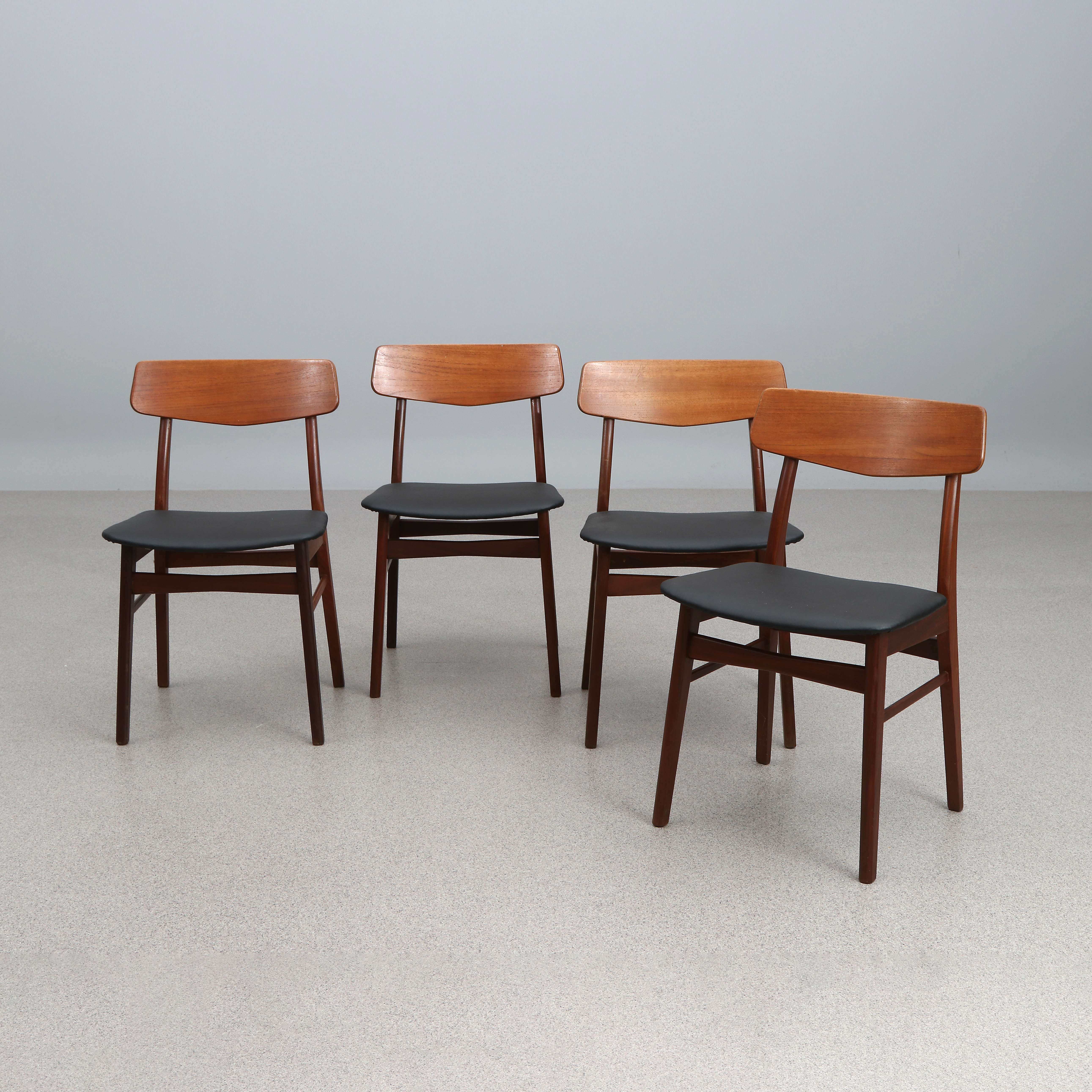 STOLAR, FYRA ST. Teak med galonklädda sitsar. 1950/60-tal. Omärkta.