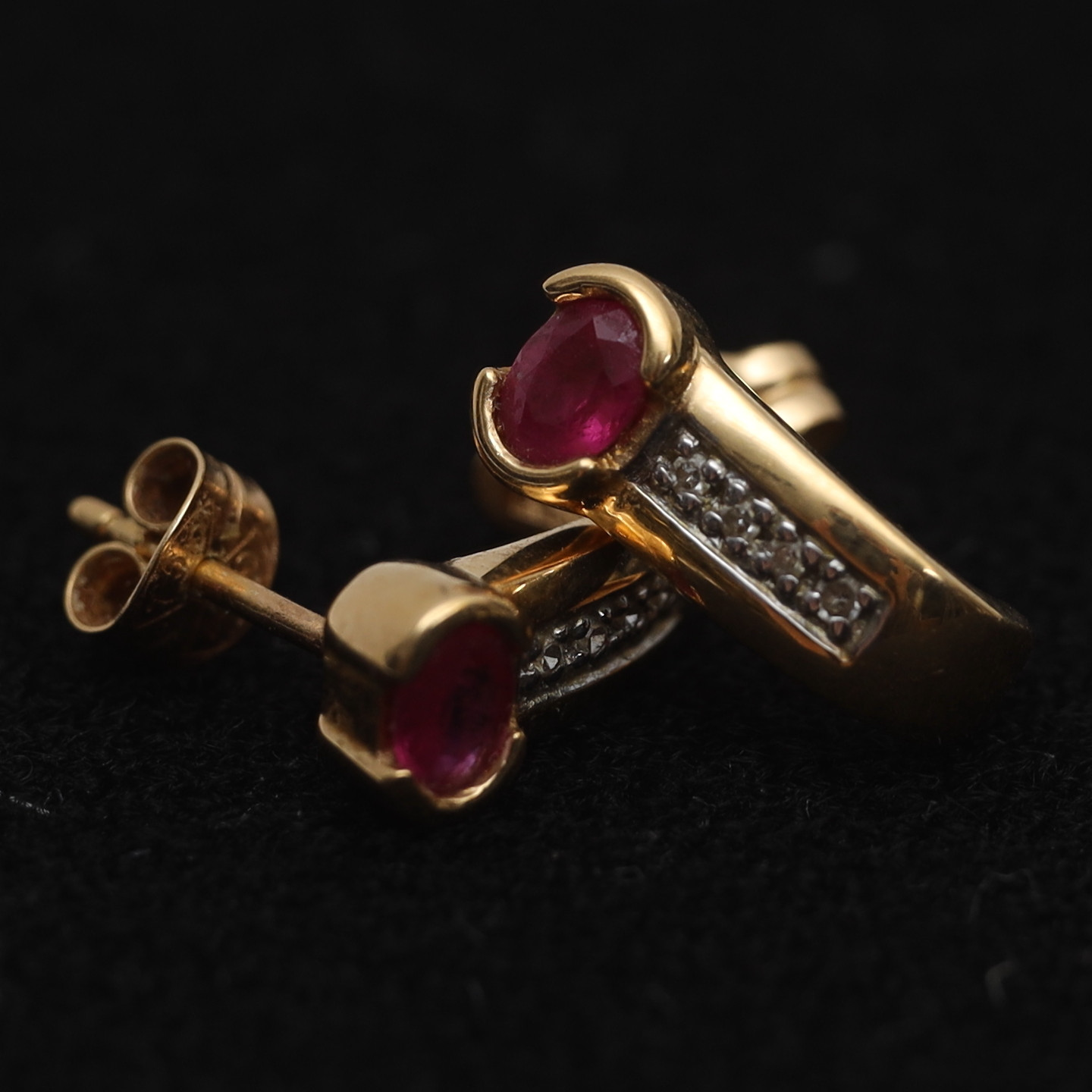 ÖRHÄNGEN ETT PAR, 18k, guld, med infattade diamanter och rosa dekorer.