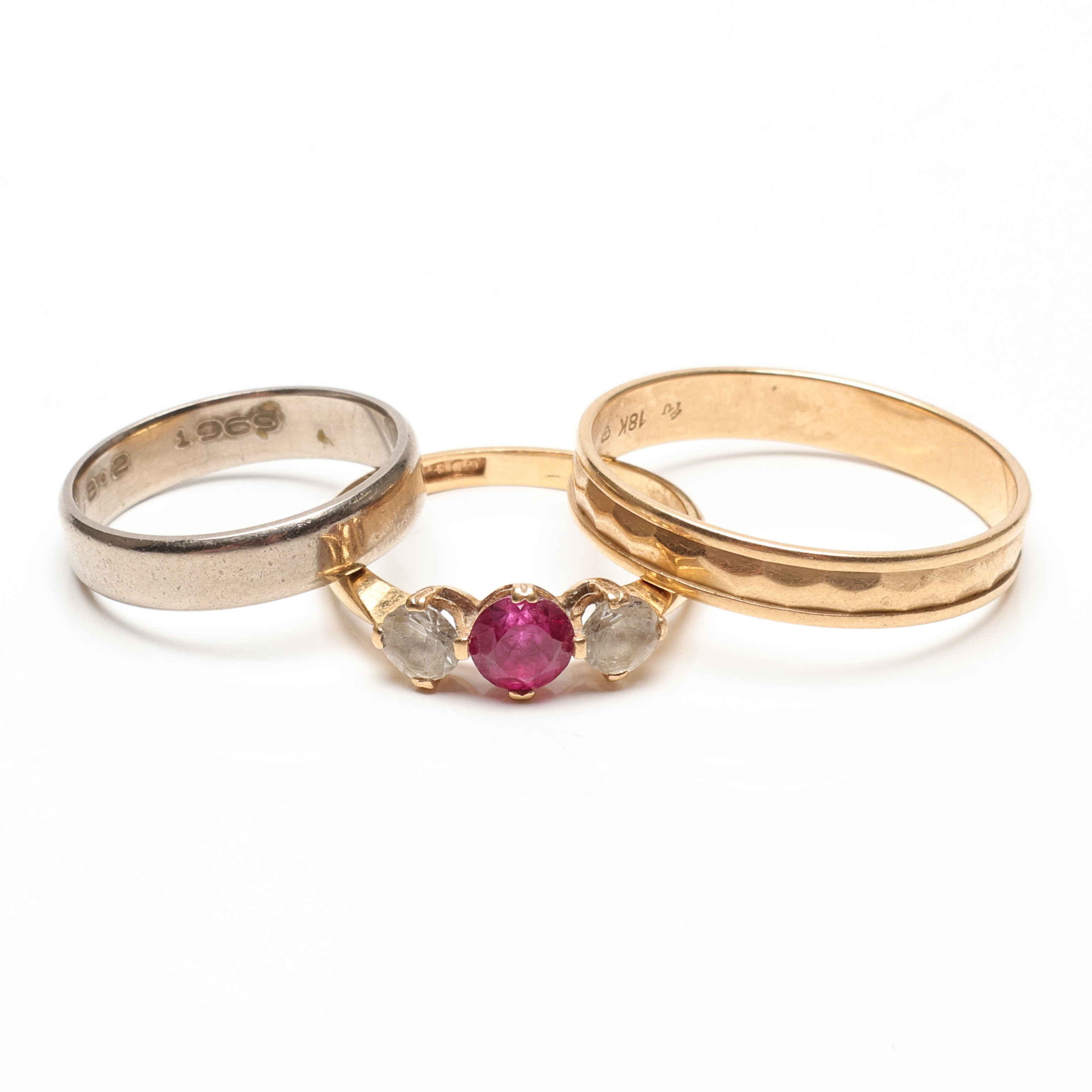 RINGAR, tre stycken, rött/vitt guld, 18k, ca 8,5 gram.
