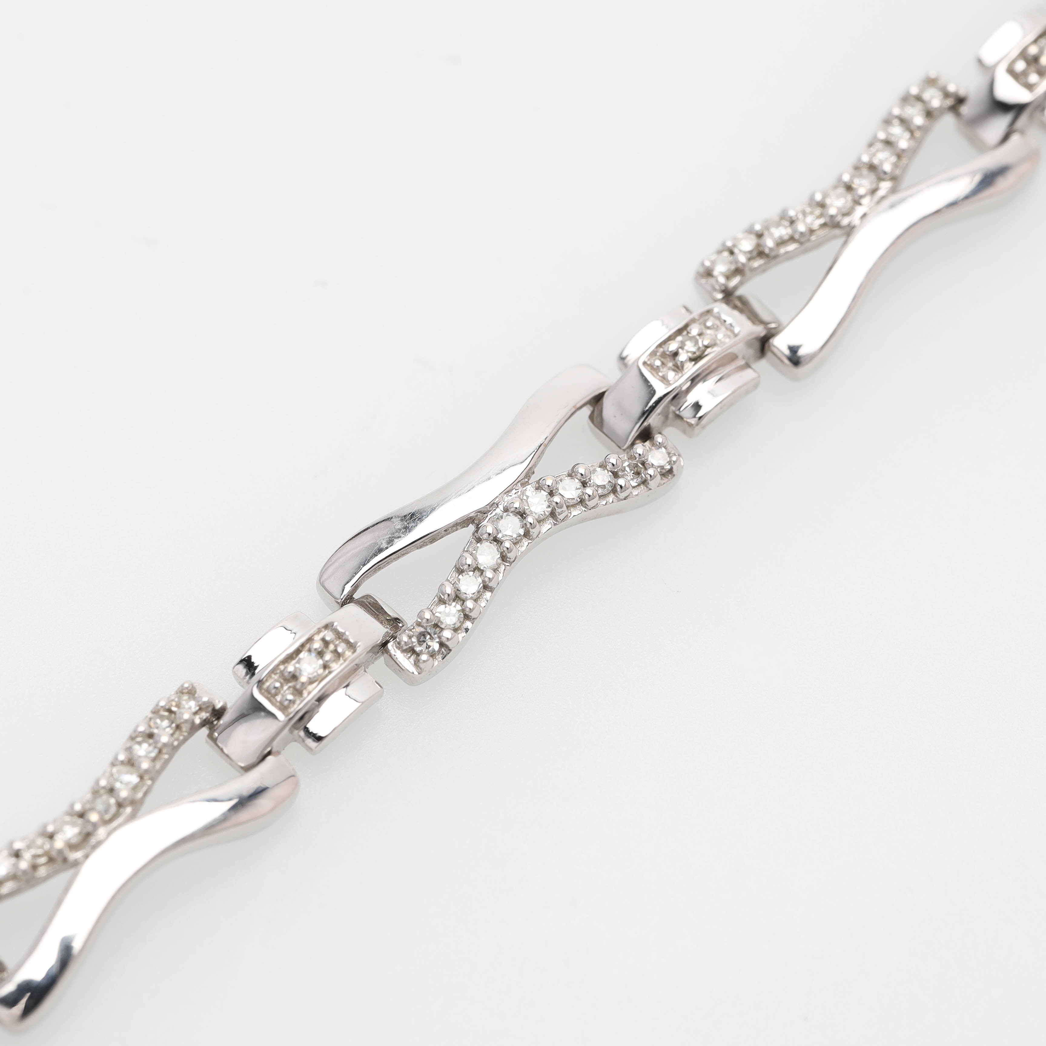 ARMBAND, 18 k vitguld, rodierat vitguld, åttkantslipade diamanter.