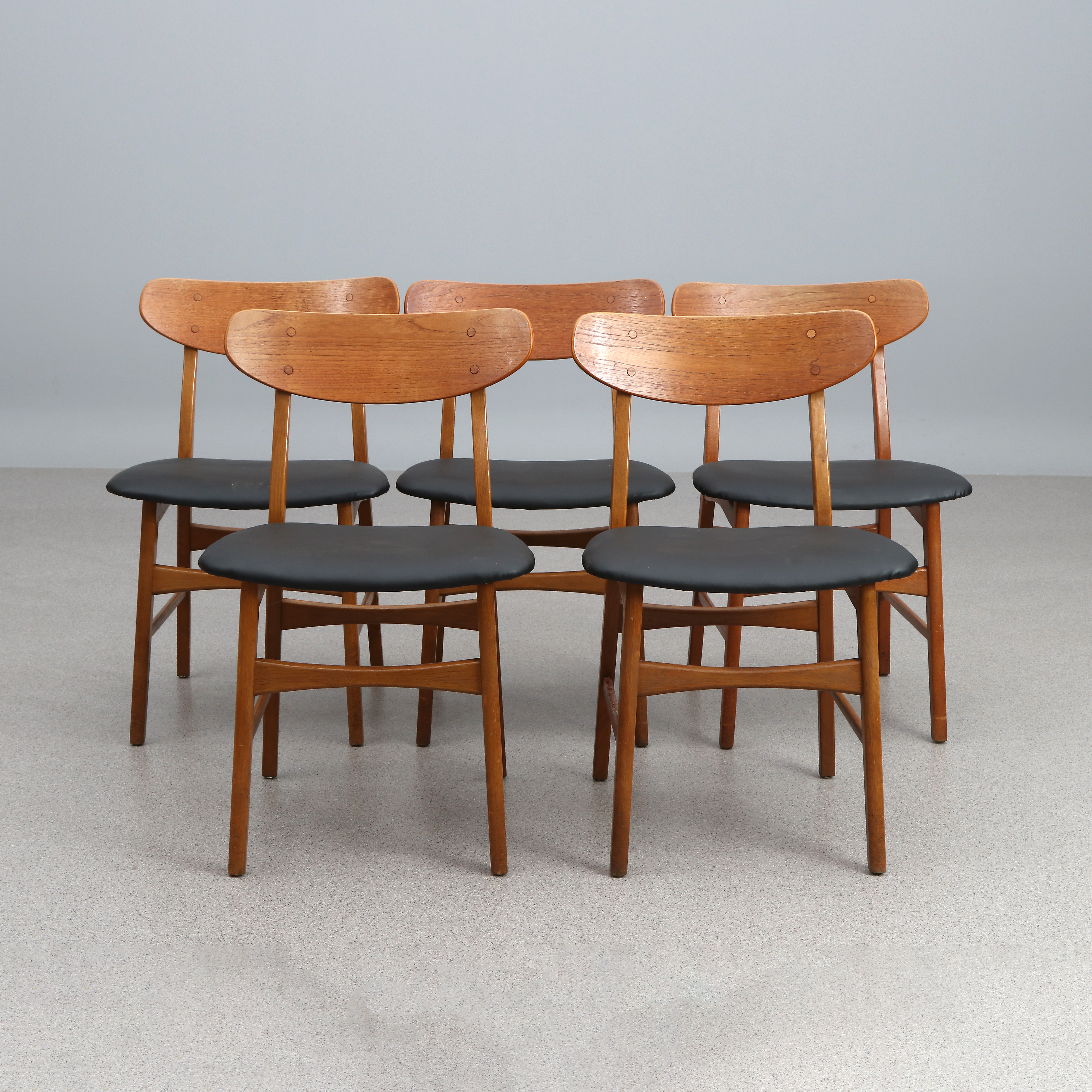 STOLAR, FEM ST. Teak och ek med galonklädda sitsar. 1950/60-tal. Omärkta.