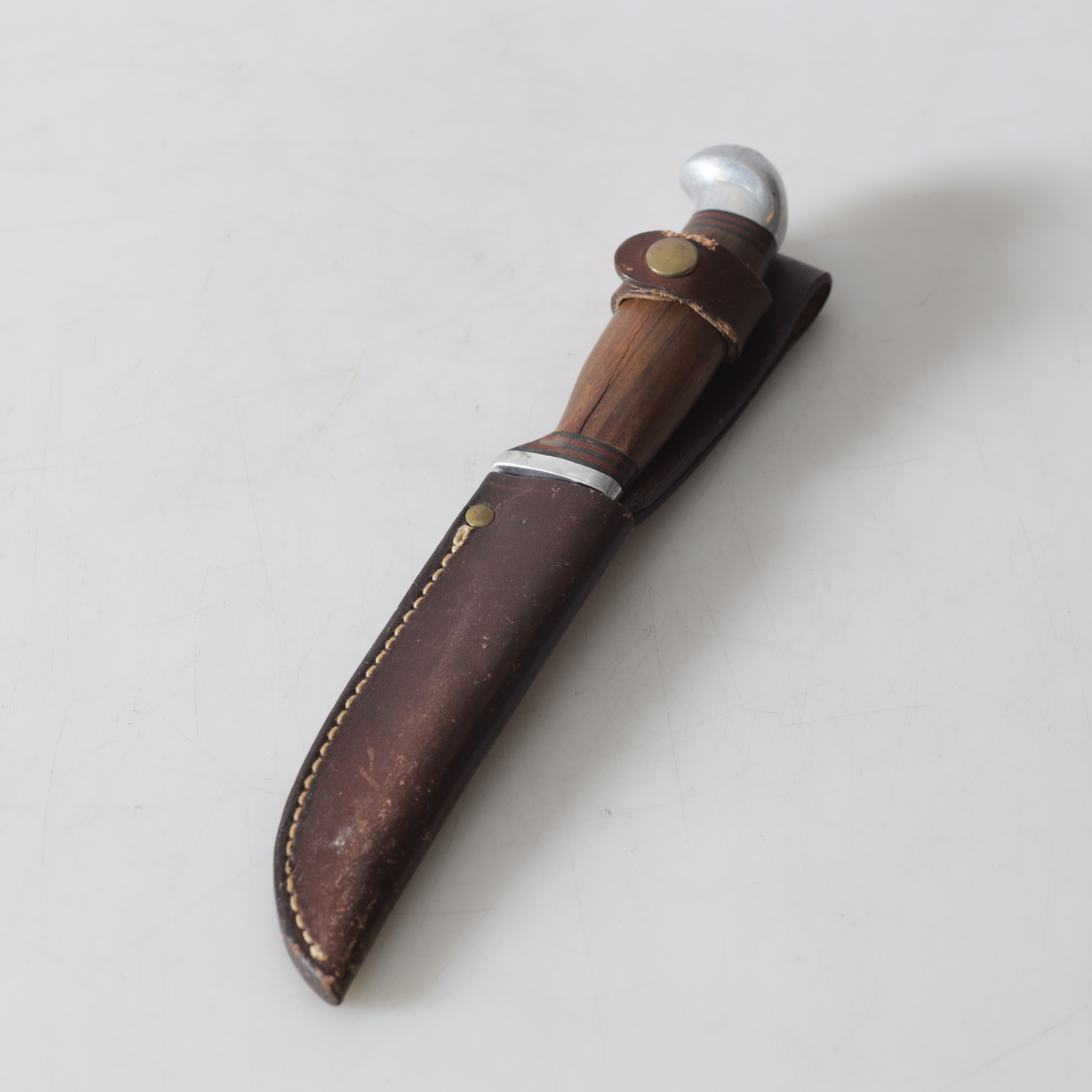 KNIV, metall & skinn, Frosts, Mora, 1900-tal.