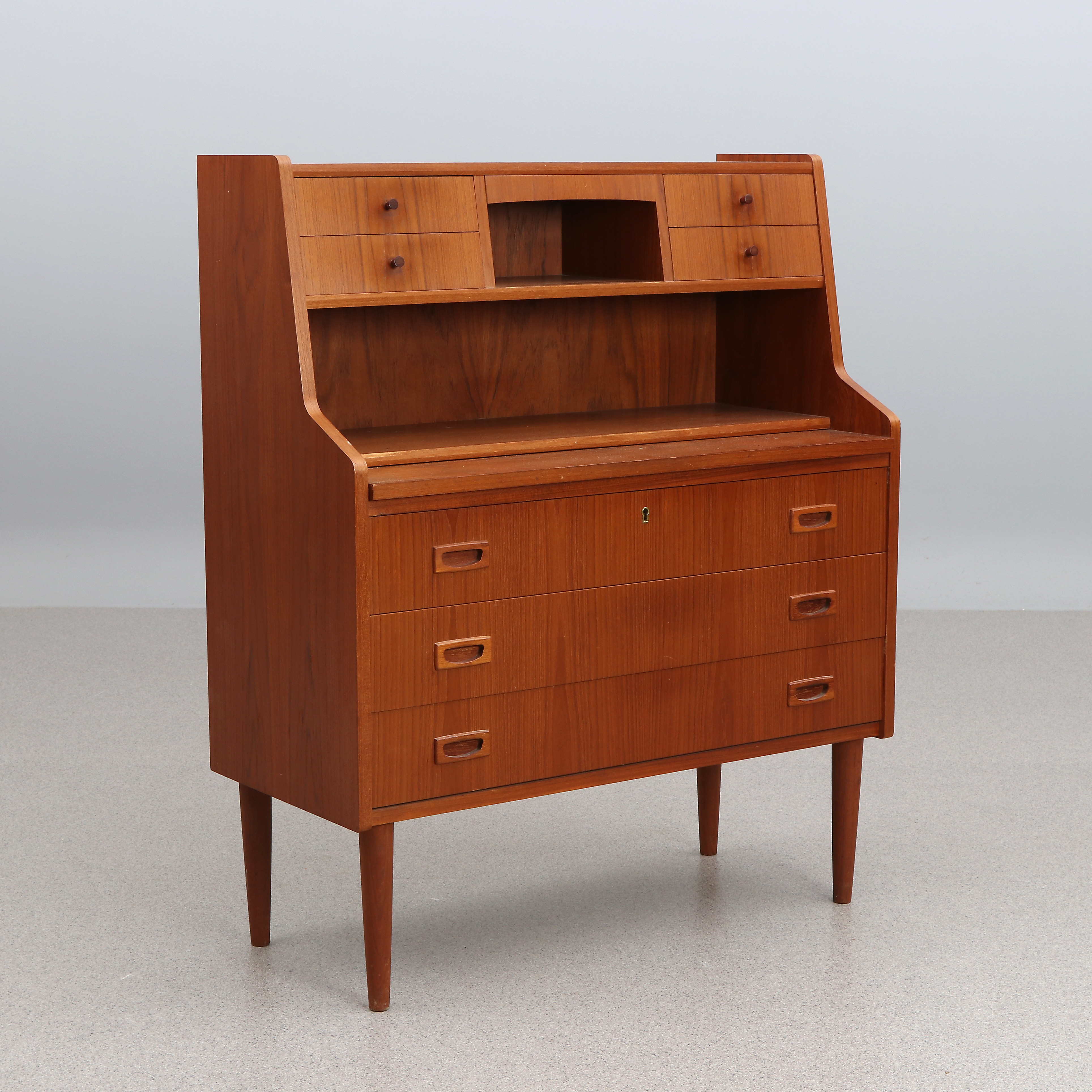 SMINKBYRÅ. Teak. 1950/60-tal. Med utdragbar spegel och skiva.