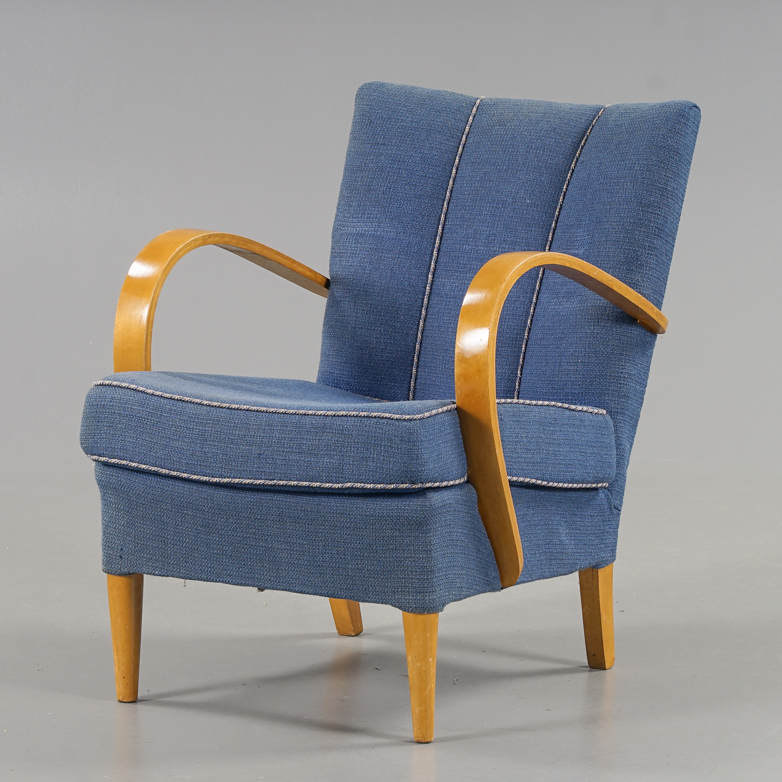 FÅTÖLJ Swedish Modern, Alm med blå textilklädsel, 1940-tal.