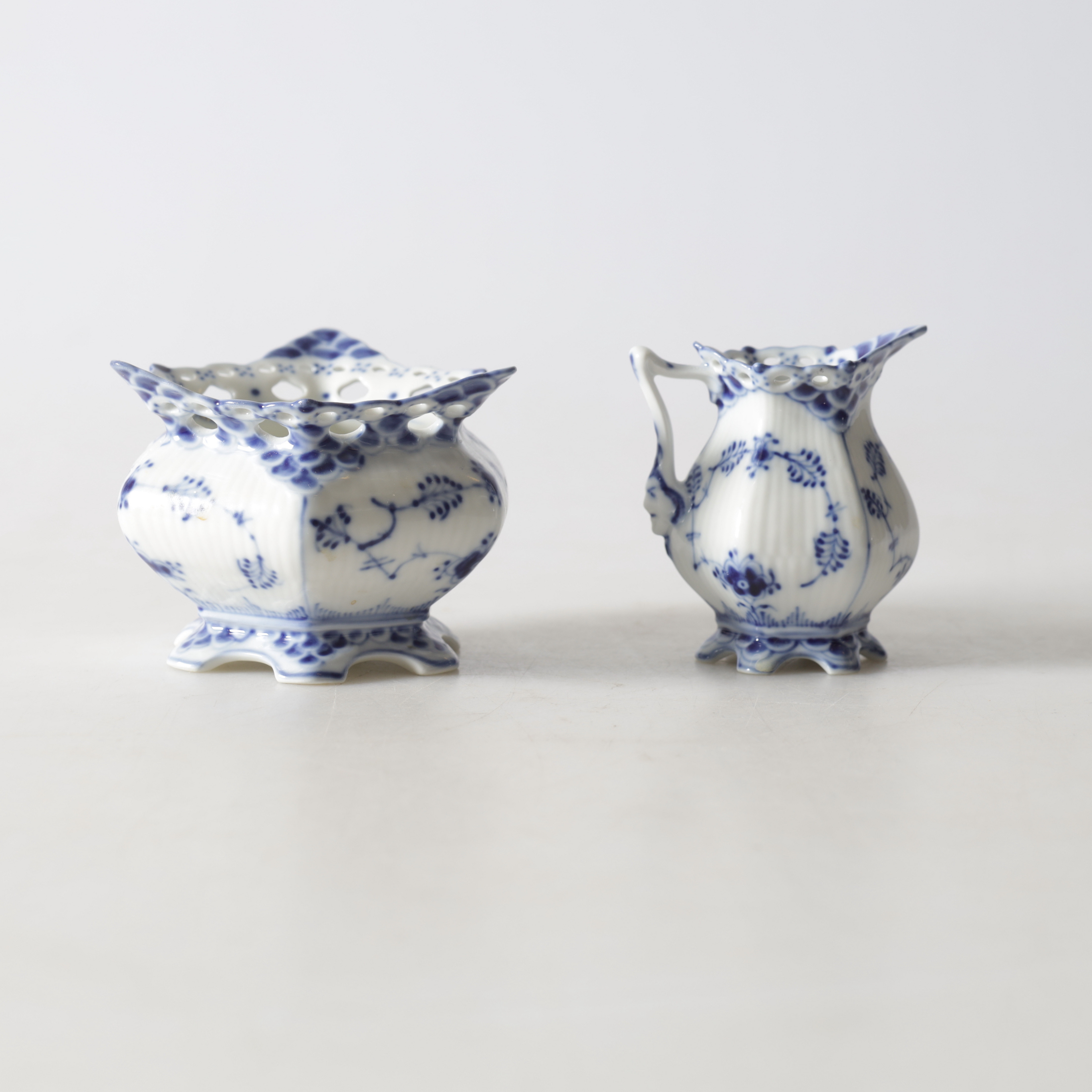 GRÄDDKANNA & SOCKERSKÅL, porslin, "Musselmalet", helblond, Royal Copenhagen, Danmark.