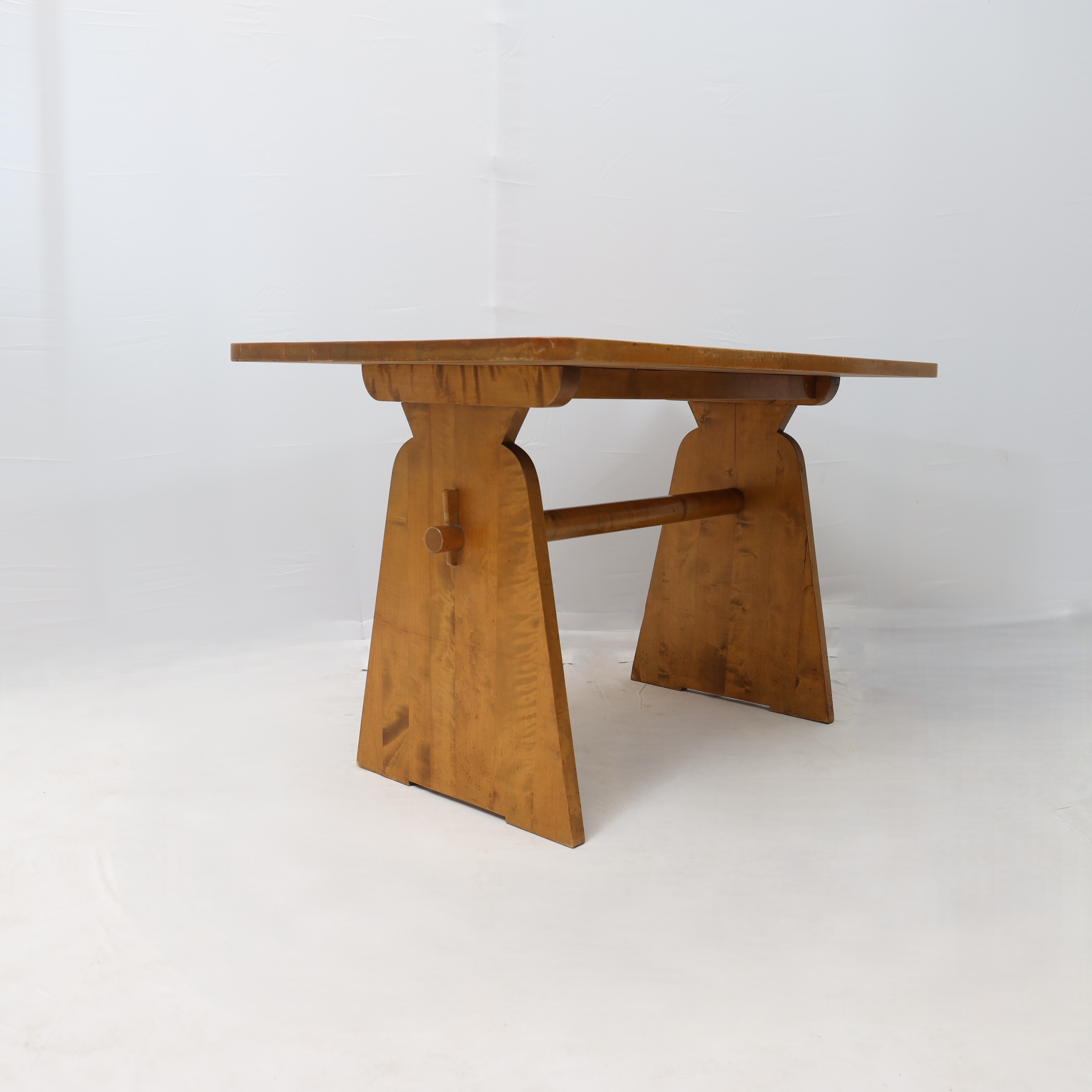 UNO ÅHREN. Matbord, Gemla 1930-40-tal, björk.