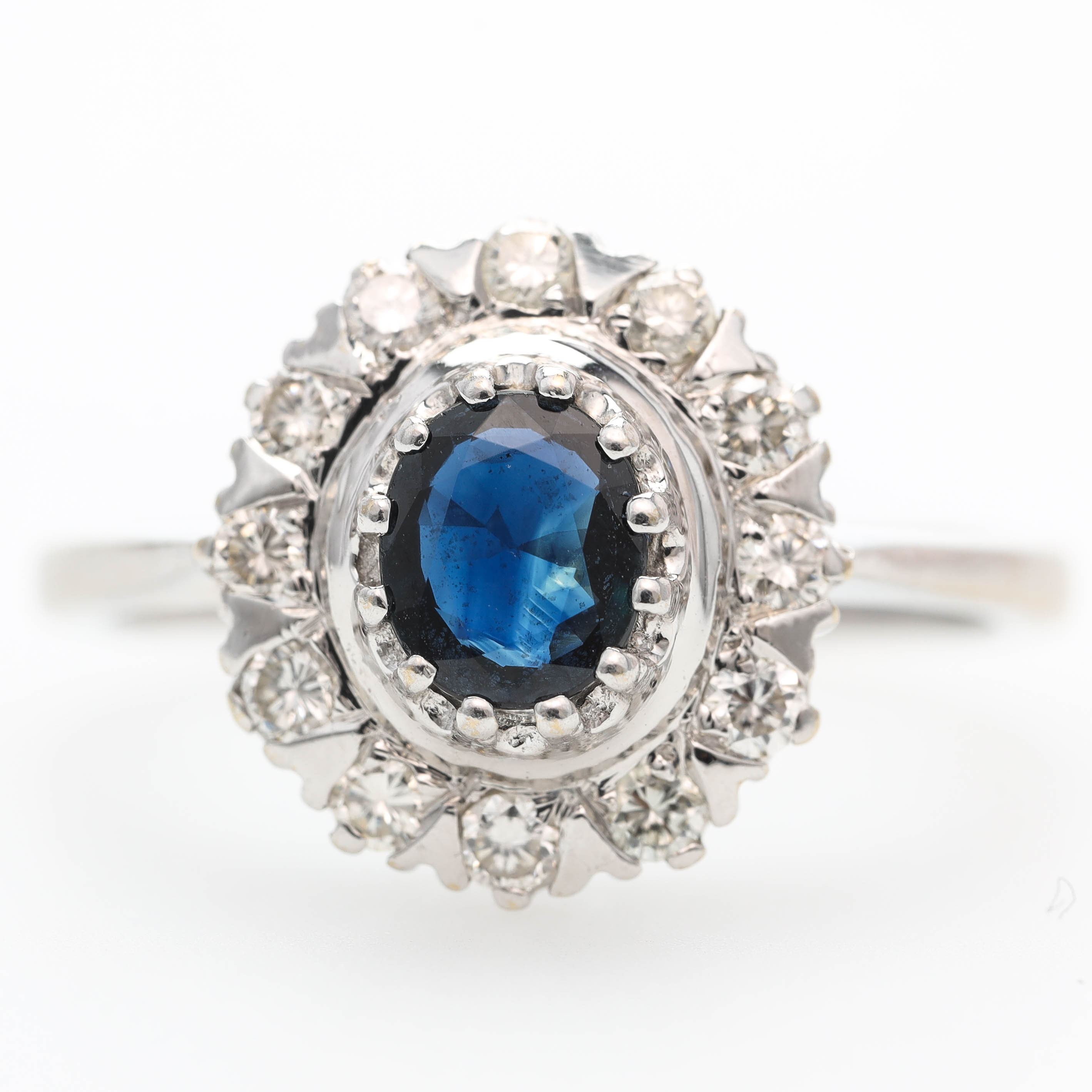 RING, 18 k vitguld, carmosémodell, ovalslipad safir, briljantslipade diamanter, Stockholm.