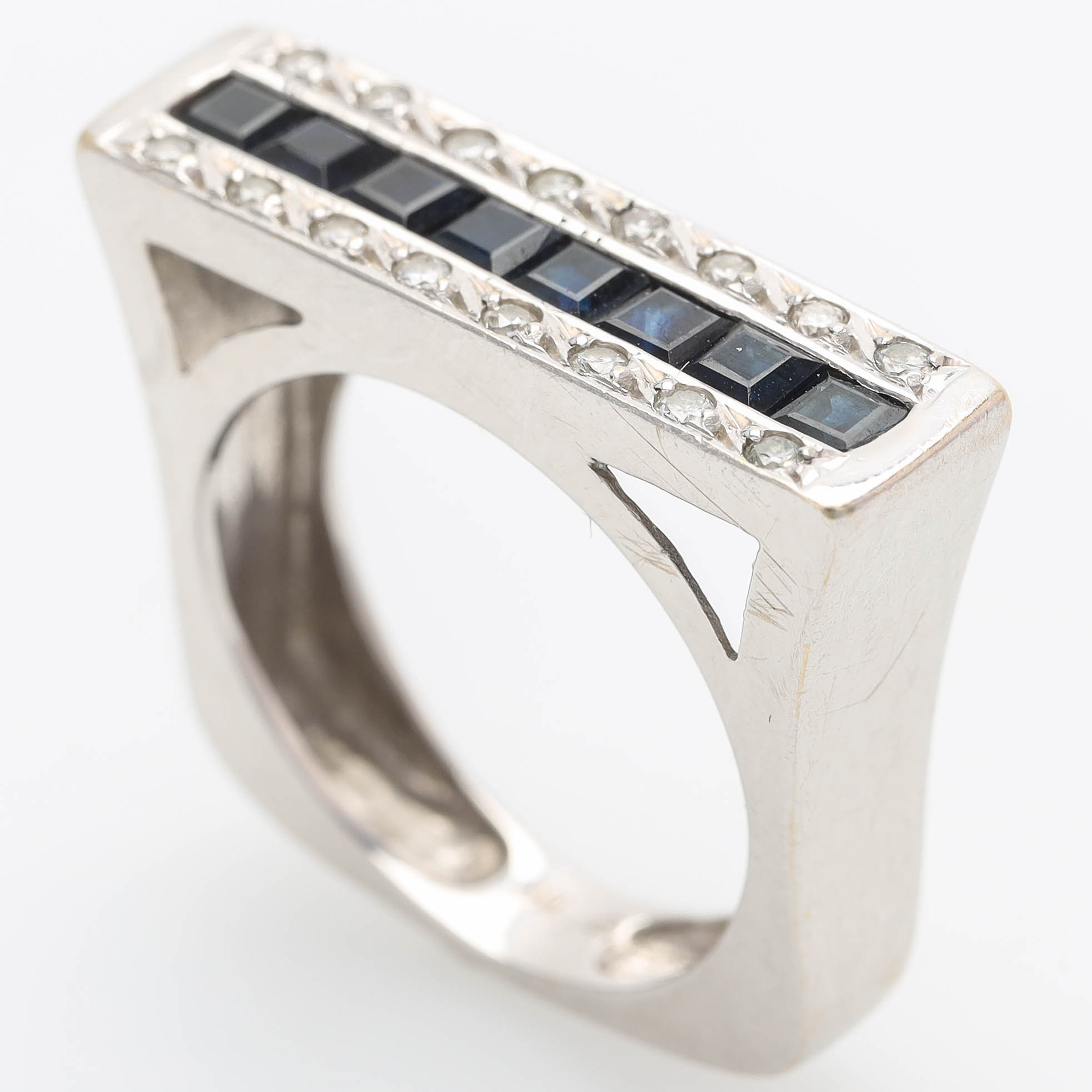 RING, 18 k vitguld, carréslipade safirer samt briljantslipade diamanter, totalt ca 0,36ct.