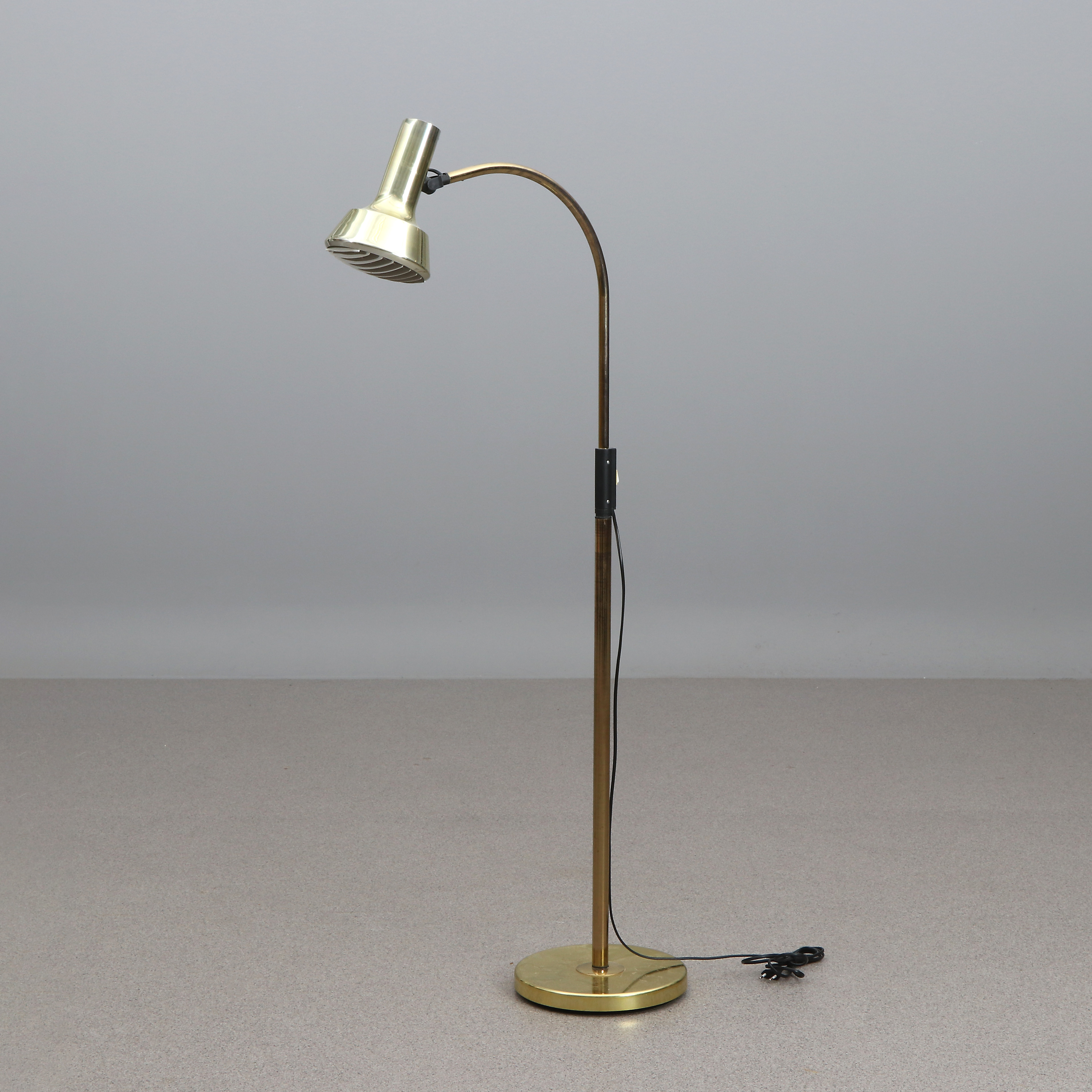 FAGERHULTS, GOLVLAMPA. Mässingsfärgad metall. 1900-talets andra hälft.
