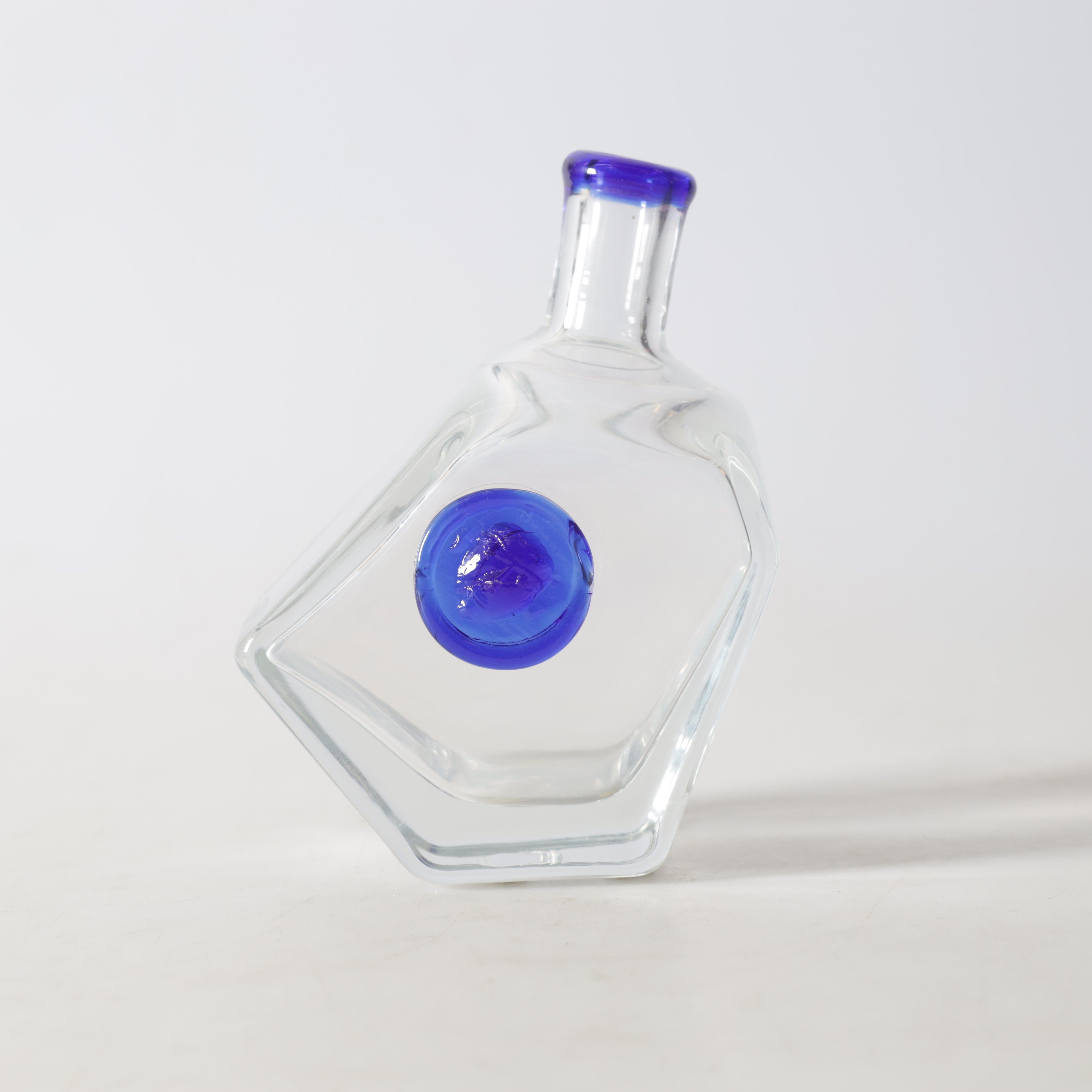 ERIK HÖGLUND. karaff, glas, Strömbergshyttan, 1900-talets sista årtionden.
