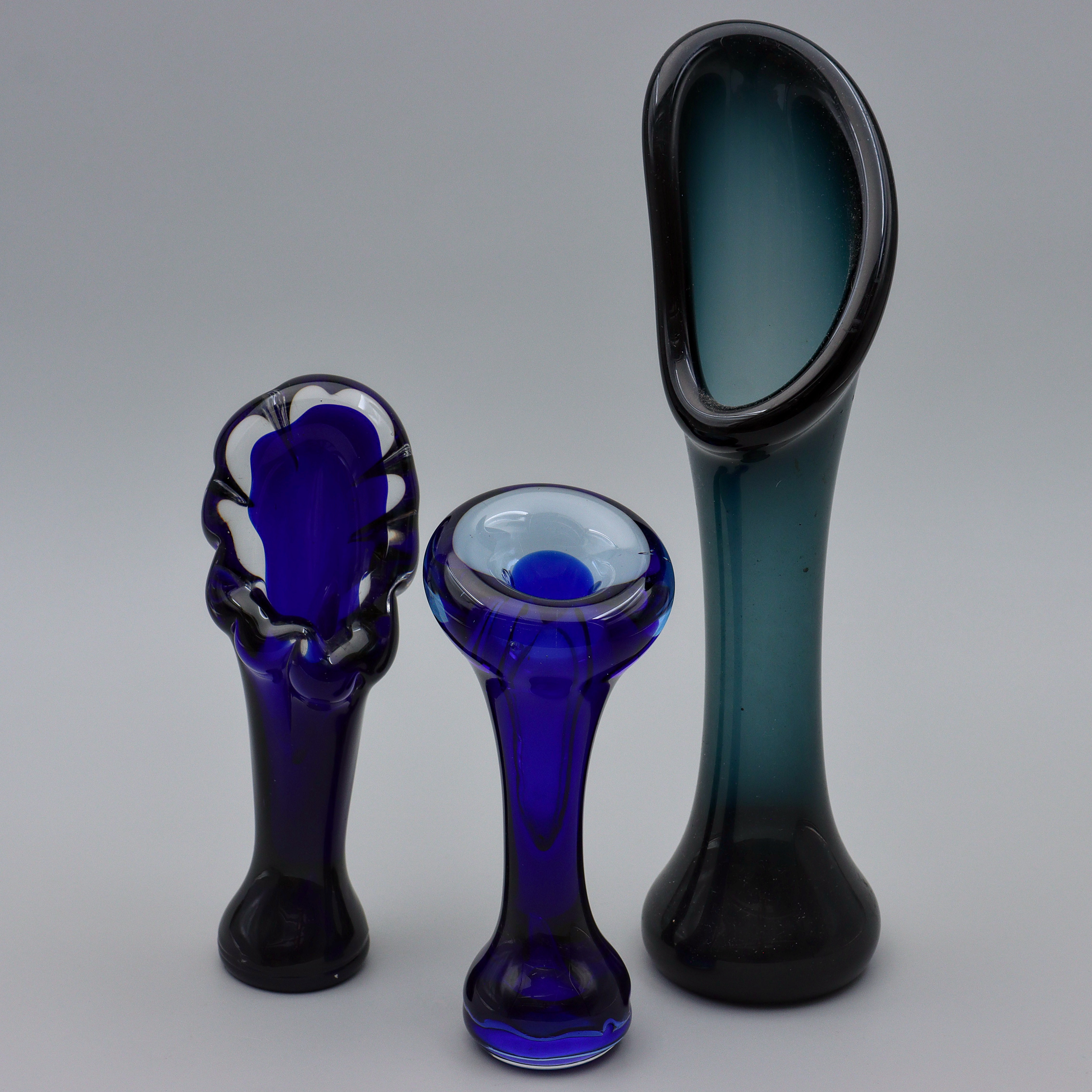 VASER "HUNDBEN" GRÖNTONIGT/BLÅTT GLAS, 1900-TAL, 3 STYCKEN KONSTGLAS.