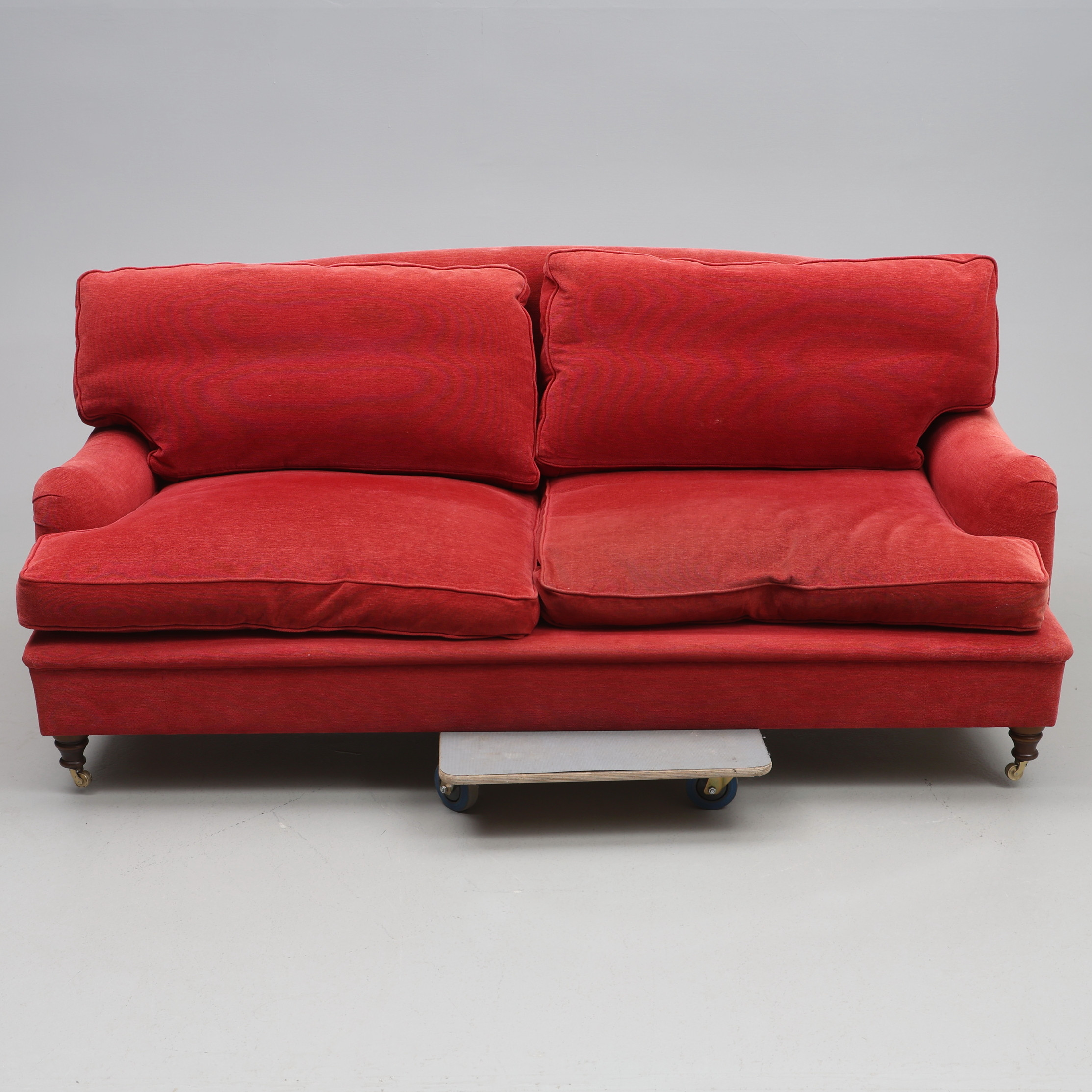 SOFFA, 3-sits, Howard, vinröd tygklädsel, hjultrissor fram, Jio Möbler 2000-tal.