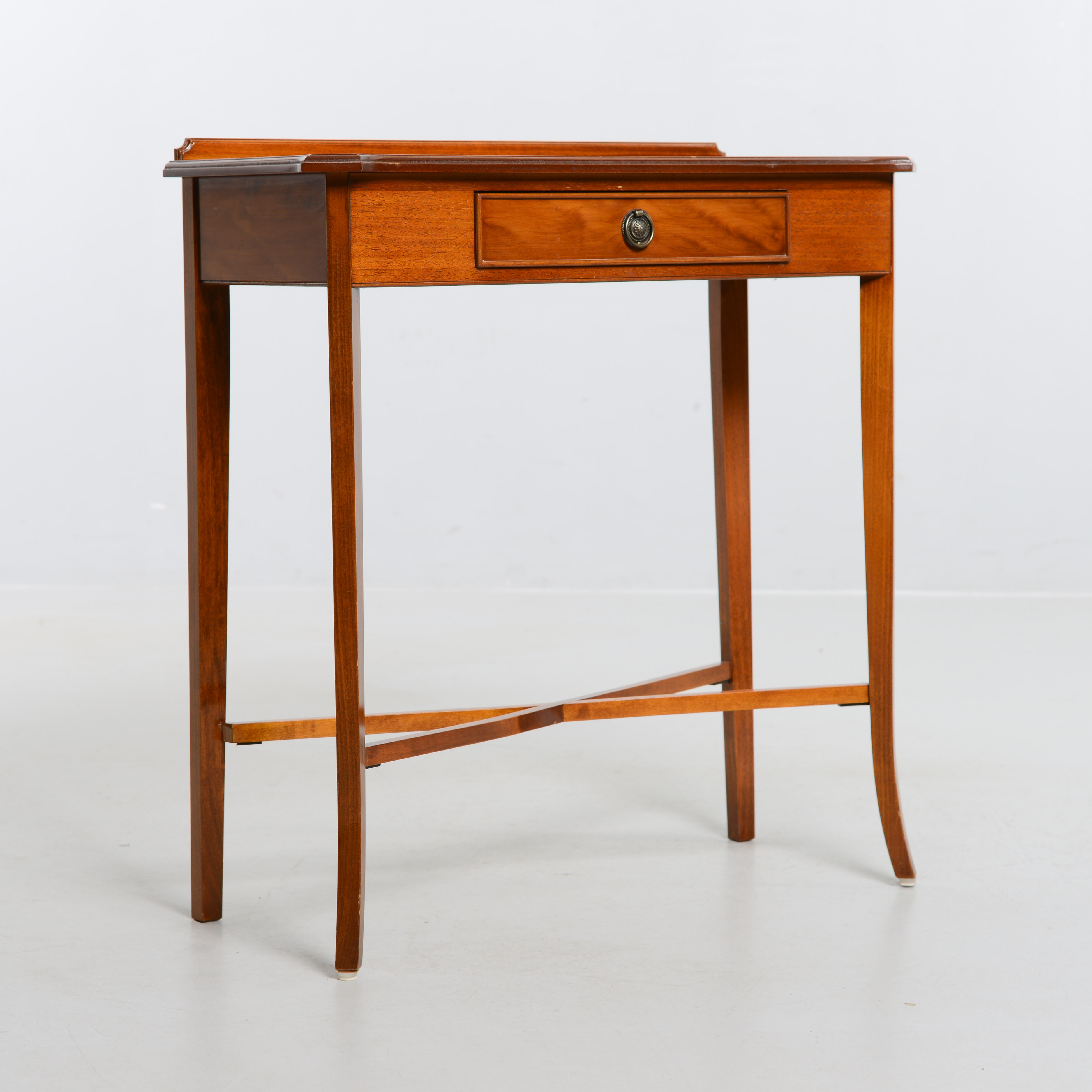 DAMARBETSBORD, gustaviansk stil, 1900-talets andra del.