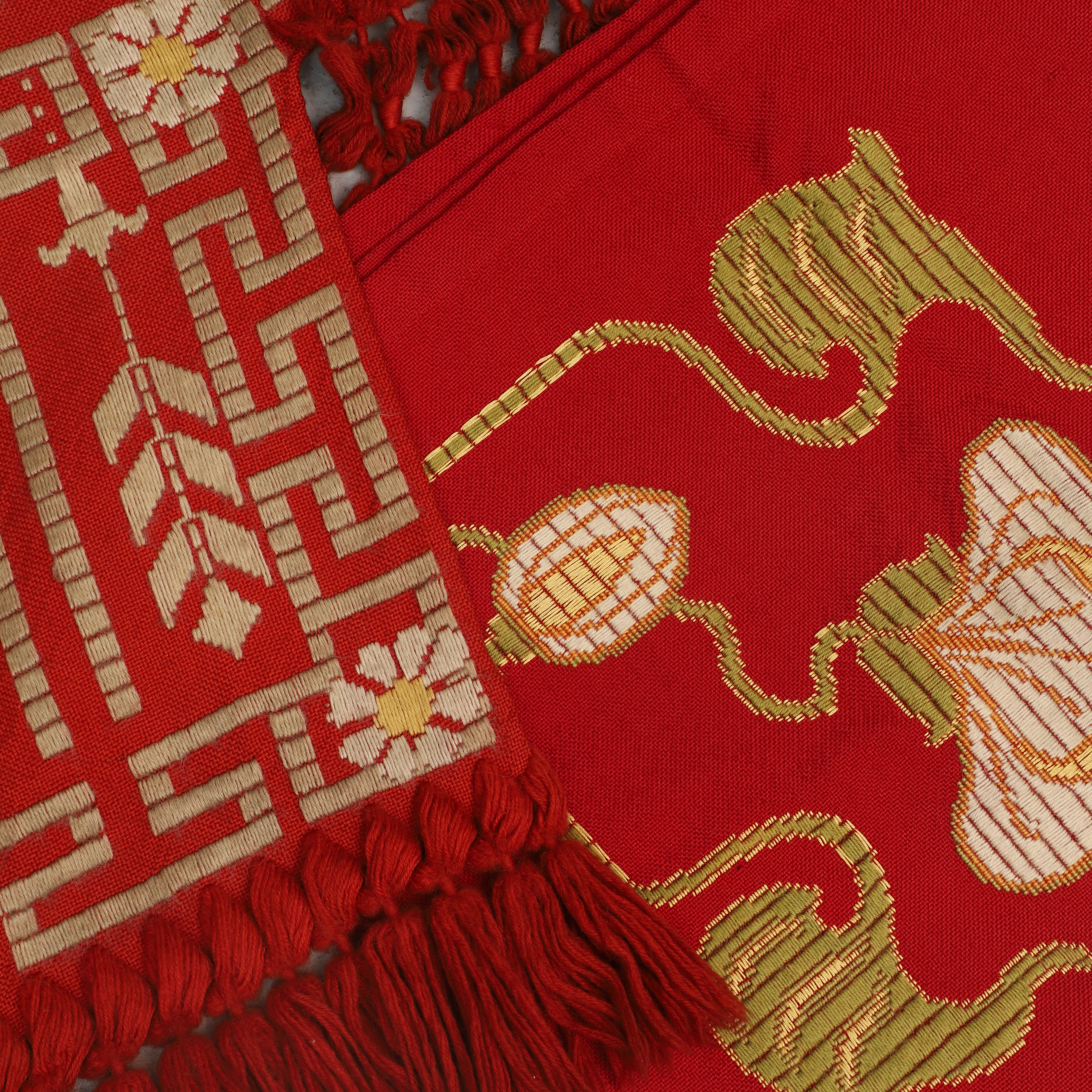 DRAPERI & BORDSDUK, broderade, 1900-talets första hälft.