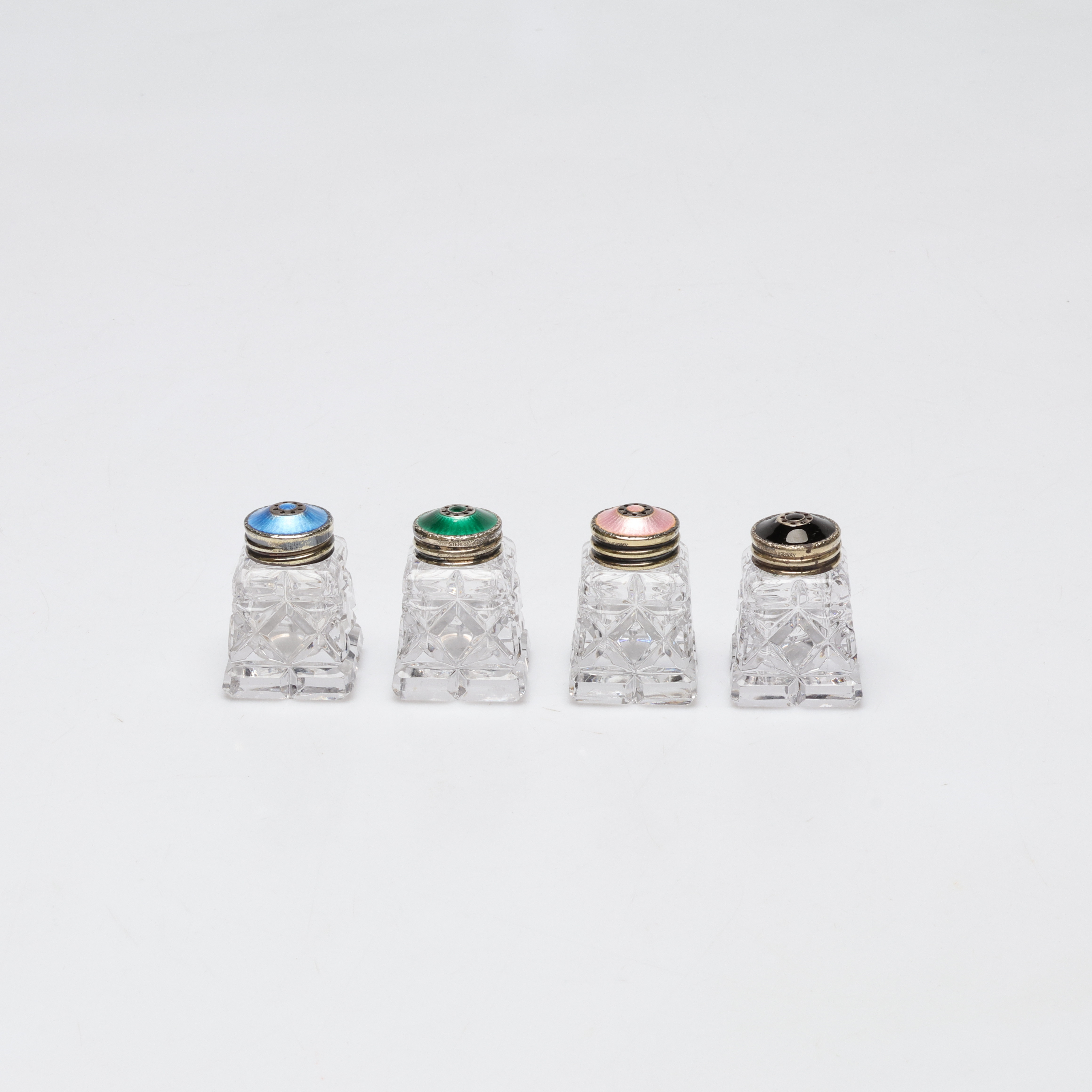 SALT och PEPPARKAR, 4 st, glas, silver och emalj, Norge.