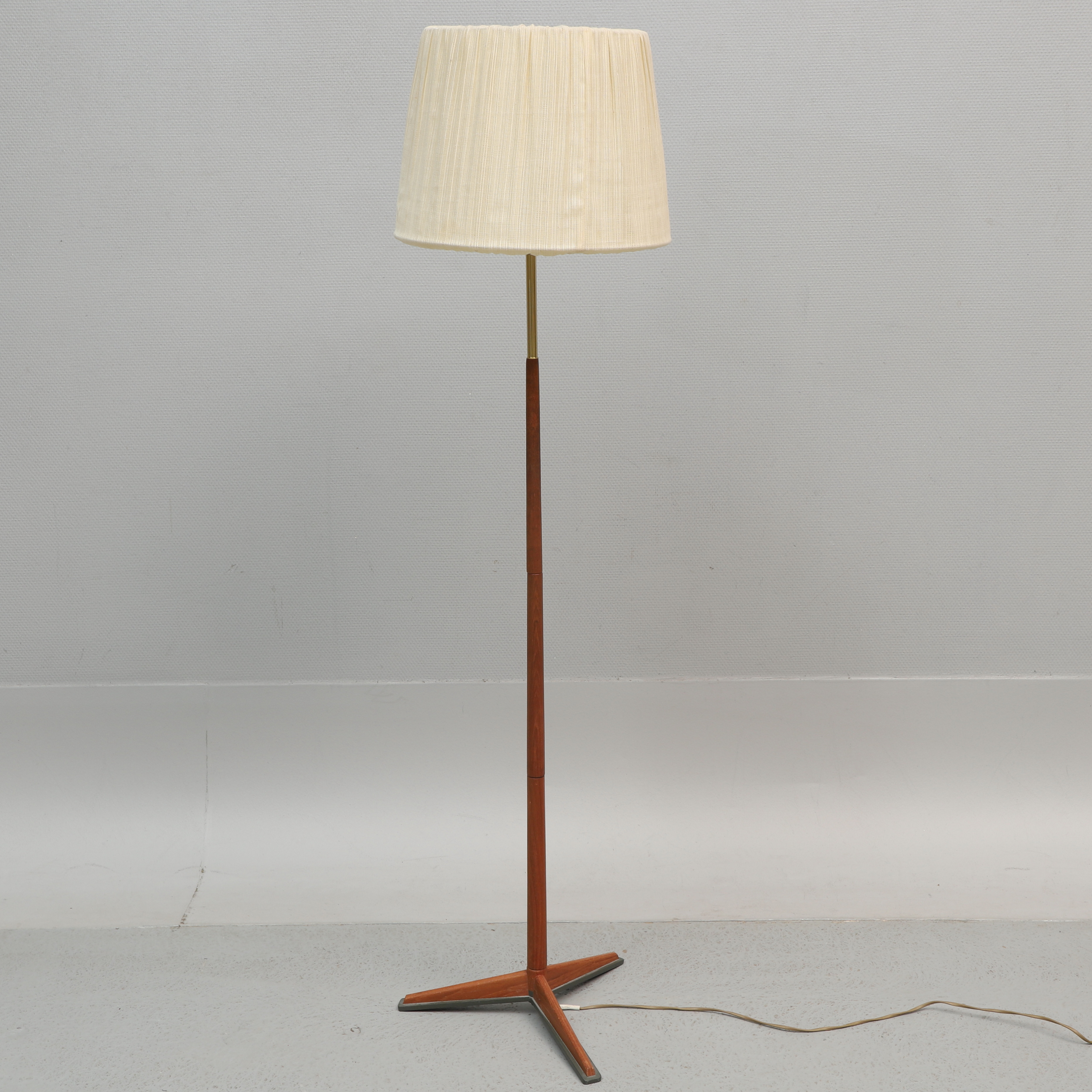 GOLVLAMPA, teak och mässing, 1950-tal.