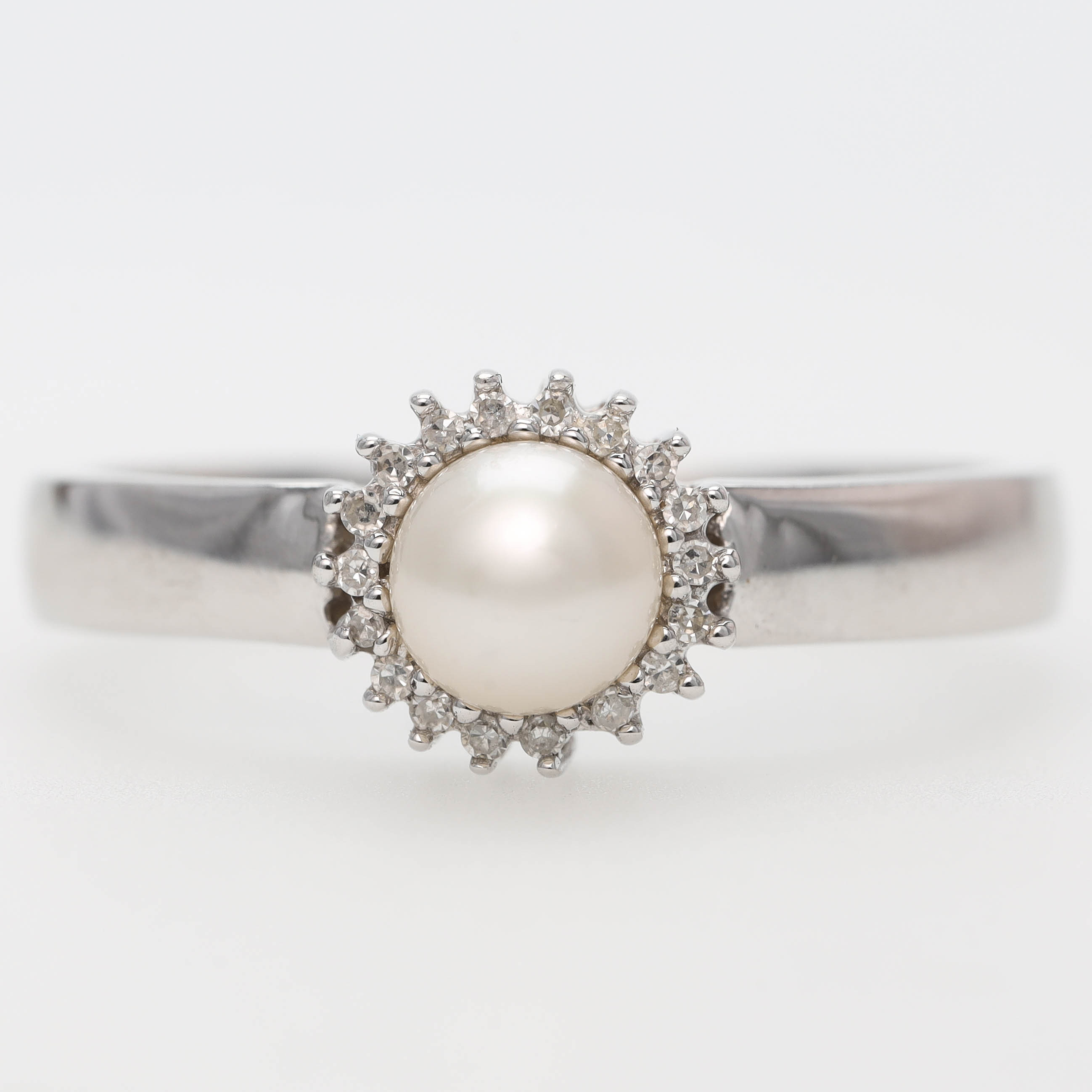 RING, 18 k vitguld, rodierad, diamanter samt odlad pärla, Guldfynd ab.