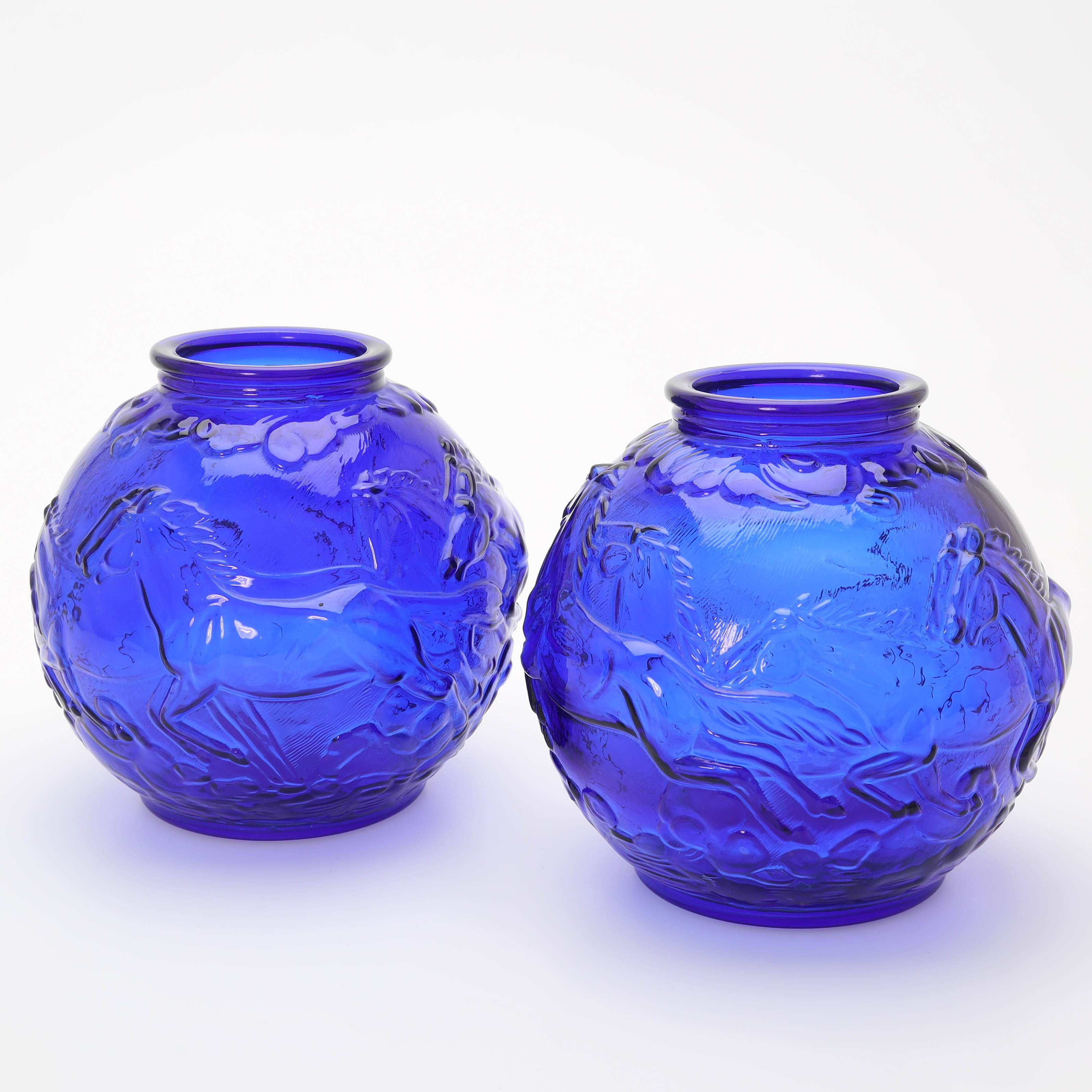 VASER, ett par, pressat glas, reliefdekor av hästar,modell nr 192, Glimma Glasbruk, swedish grace, 1920/30-tal.