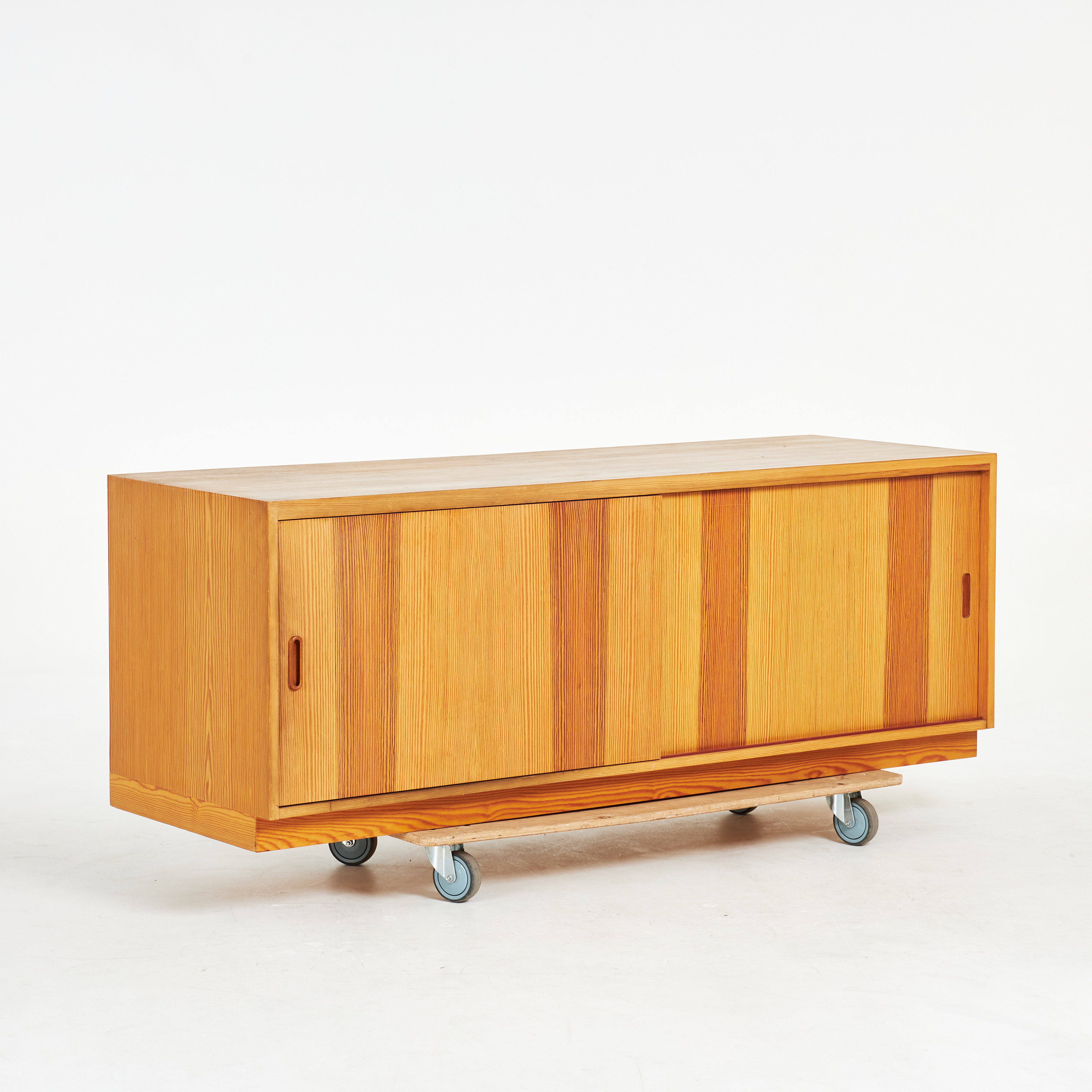SIDEBOARD, 1960/70-tal, furu, skjutdörrar, med hyllplan.