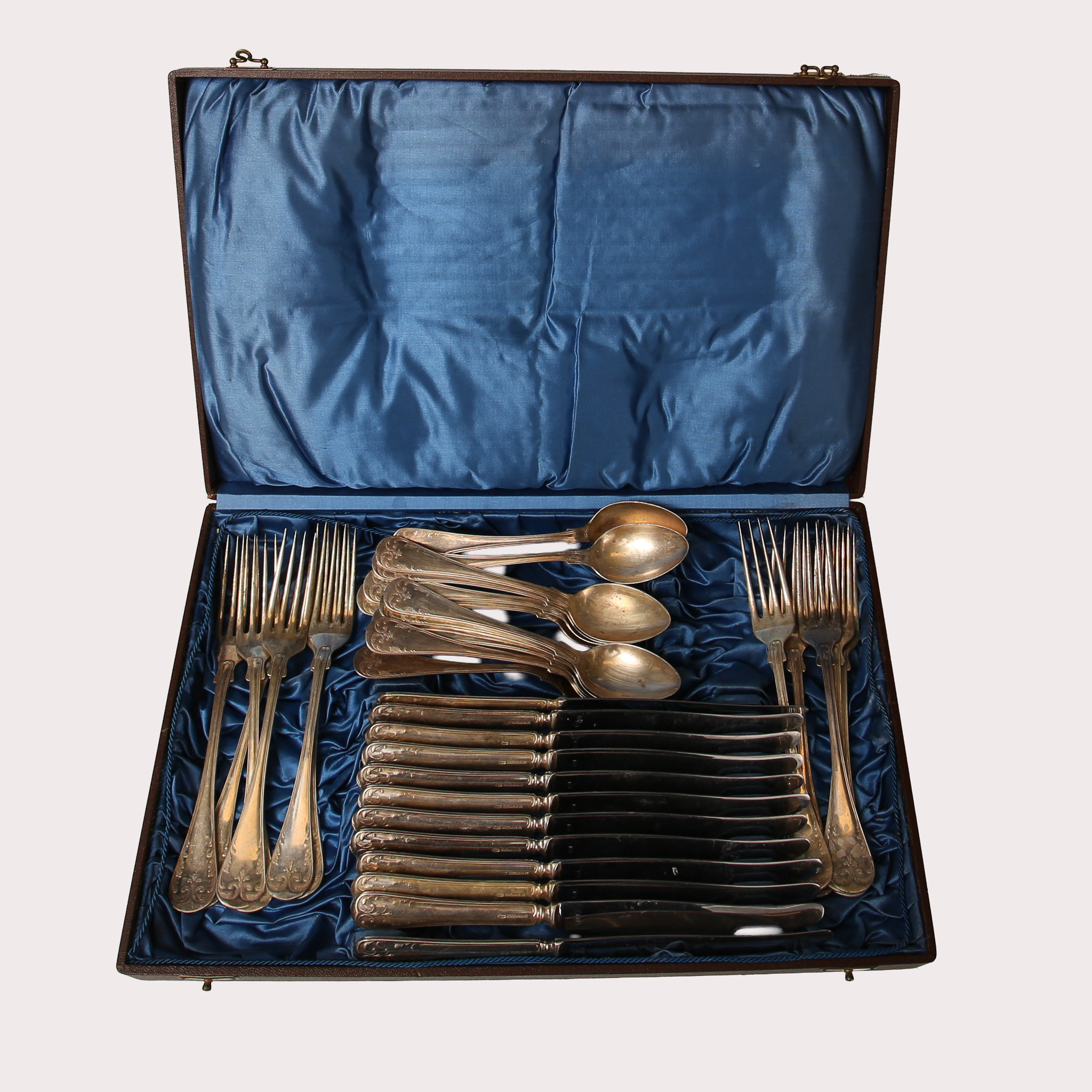 BESTICKUPPSÄTTNING, 35 delar., nysilver, gammal fransk. 1900-tal. Etui.