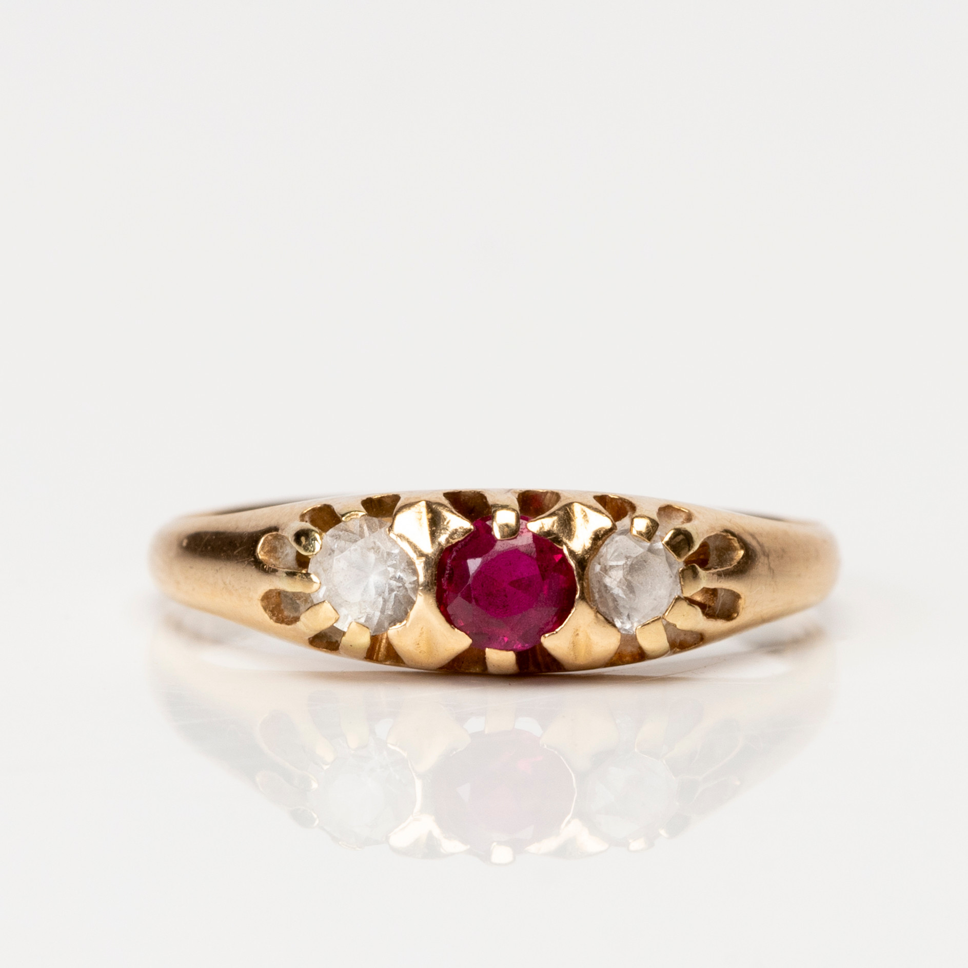 RING, 18K guld med facettslipade stenar, G Dahlgren & Co, Malmö, 1940.