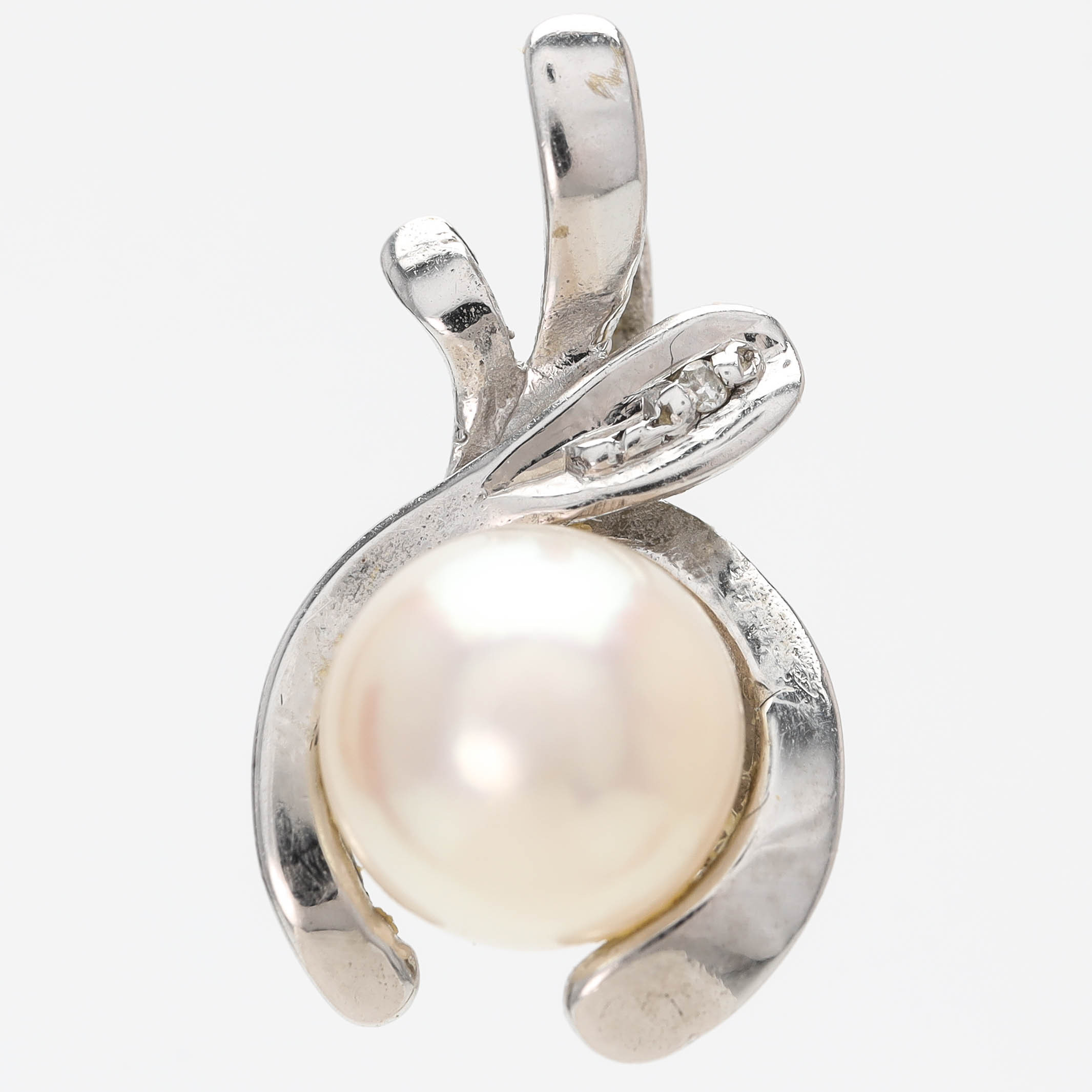 HÄNGE, 18 k, vitguld, liten åttkantslipad diamant, odlad pärla.