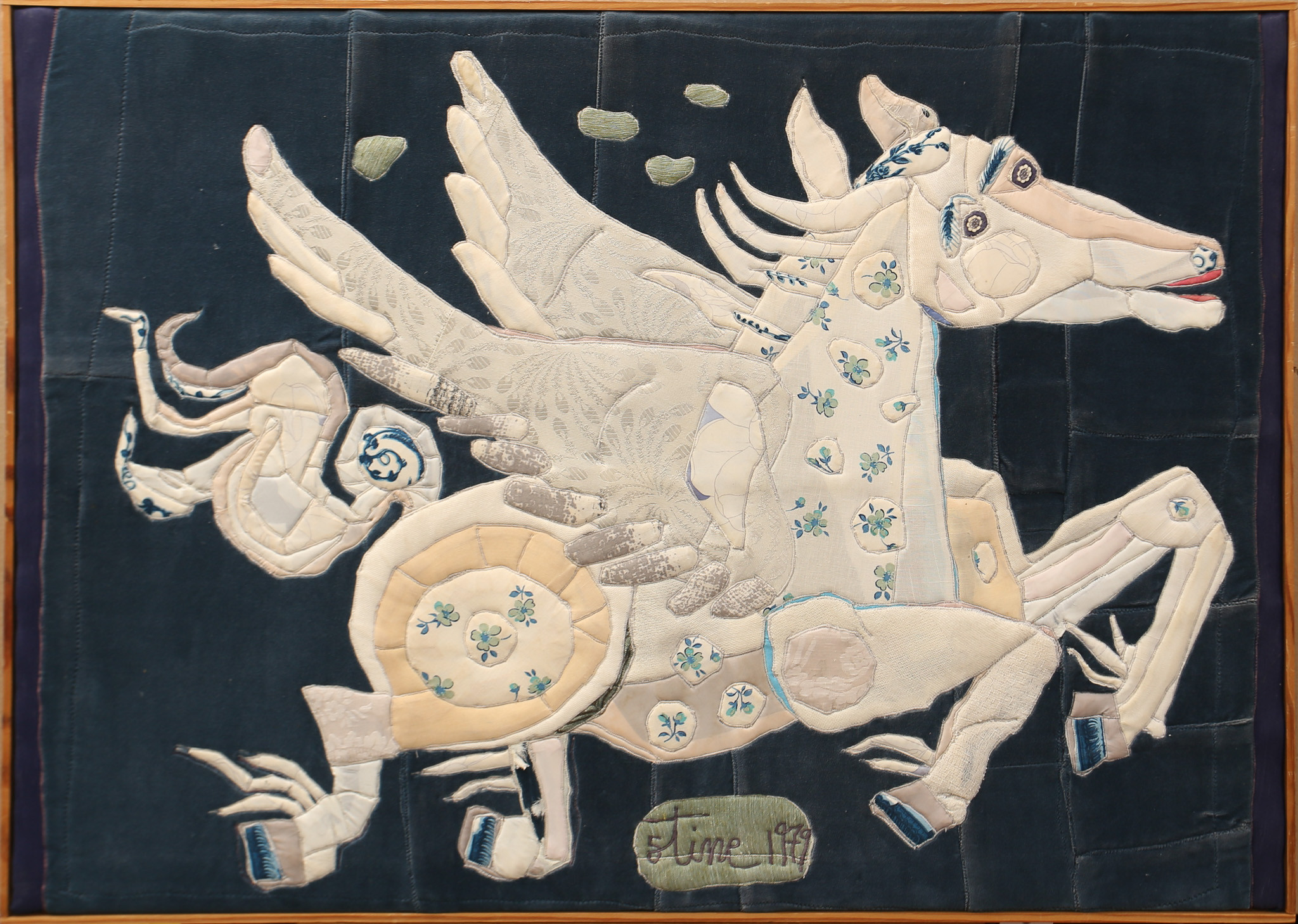 OIDENTIFIERAD KONSTNÄR, textil, motiv Pegasus. Signerad Stine, daterad 1979.