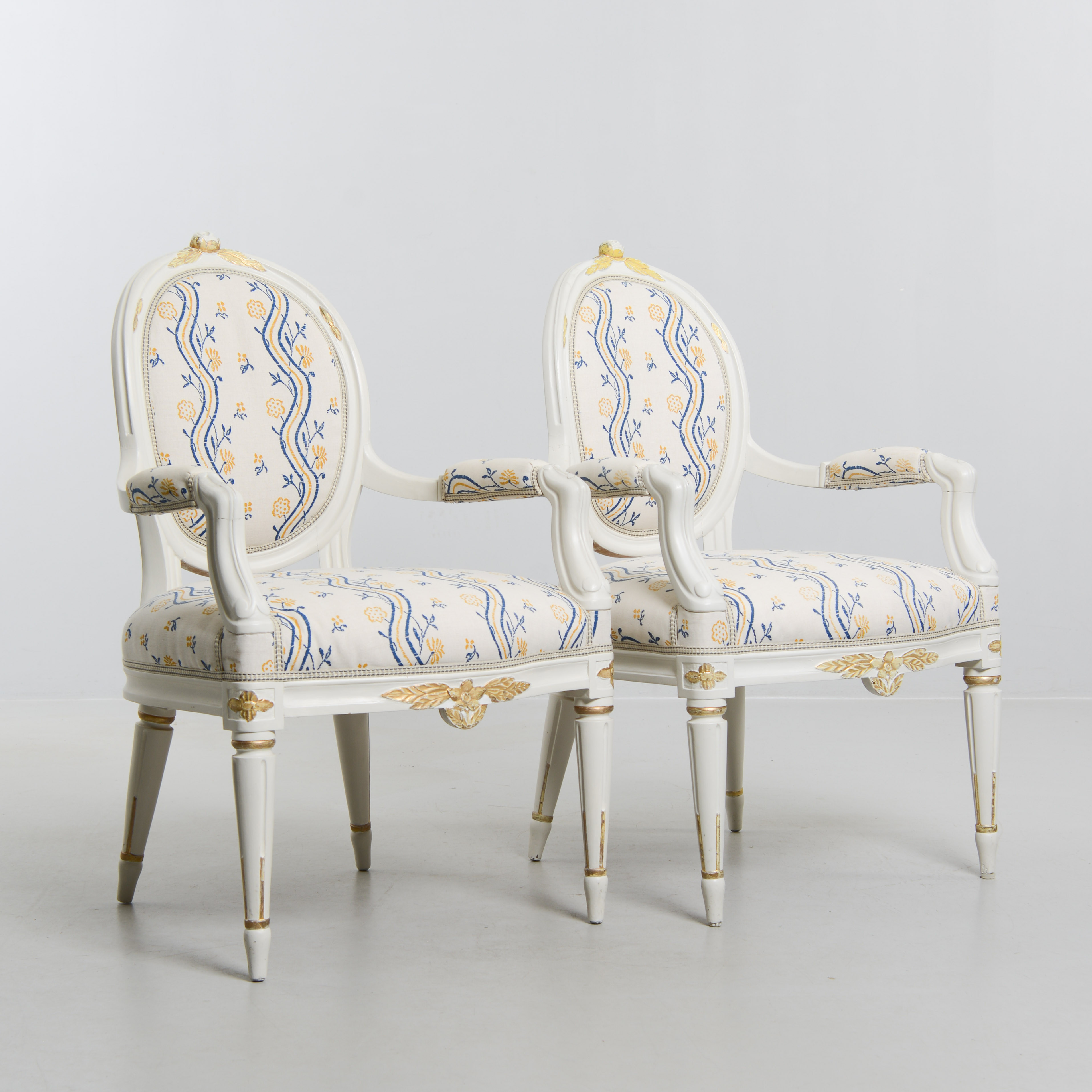 KARMSTOLAR; 2 st, gustaviansk stil, 1800/1900-tal.