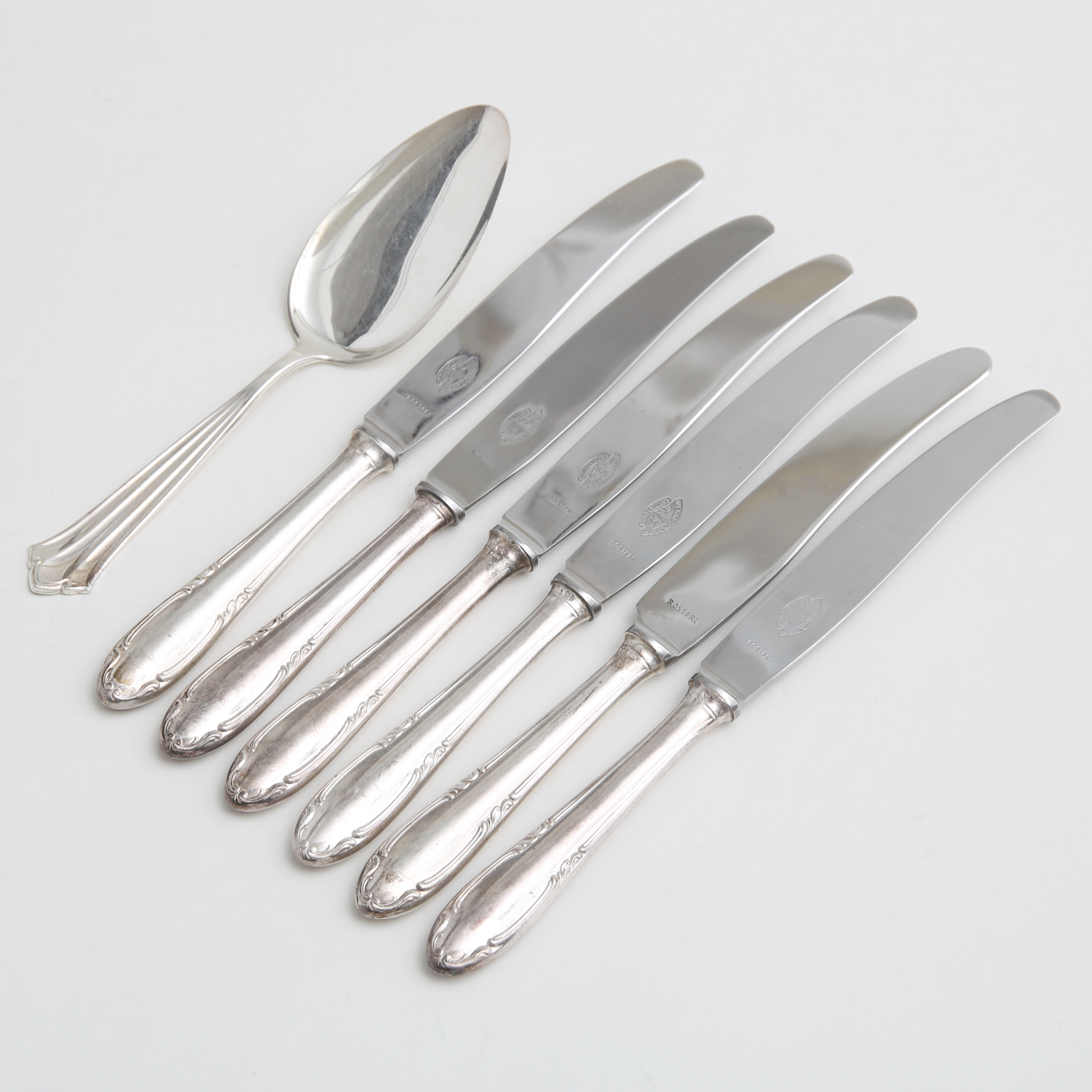 SILVER, knivar samt tårtspade, totalvikt 452 gram.