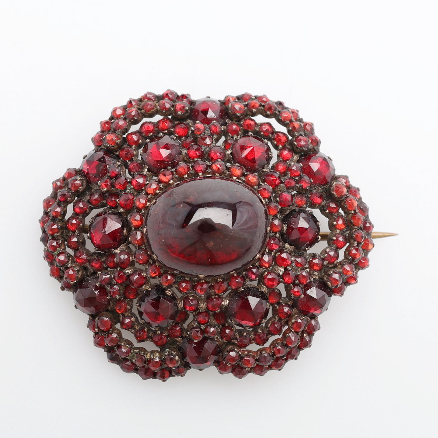 BROSCH, förgylld koppar samt med slipade granater, Böhmen, 1900-t början.