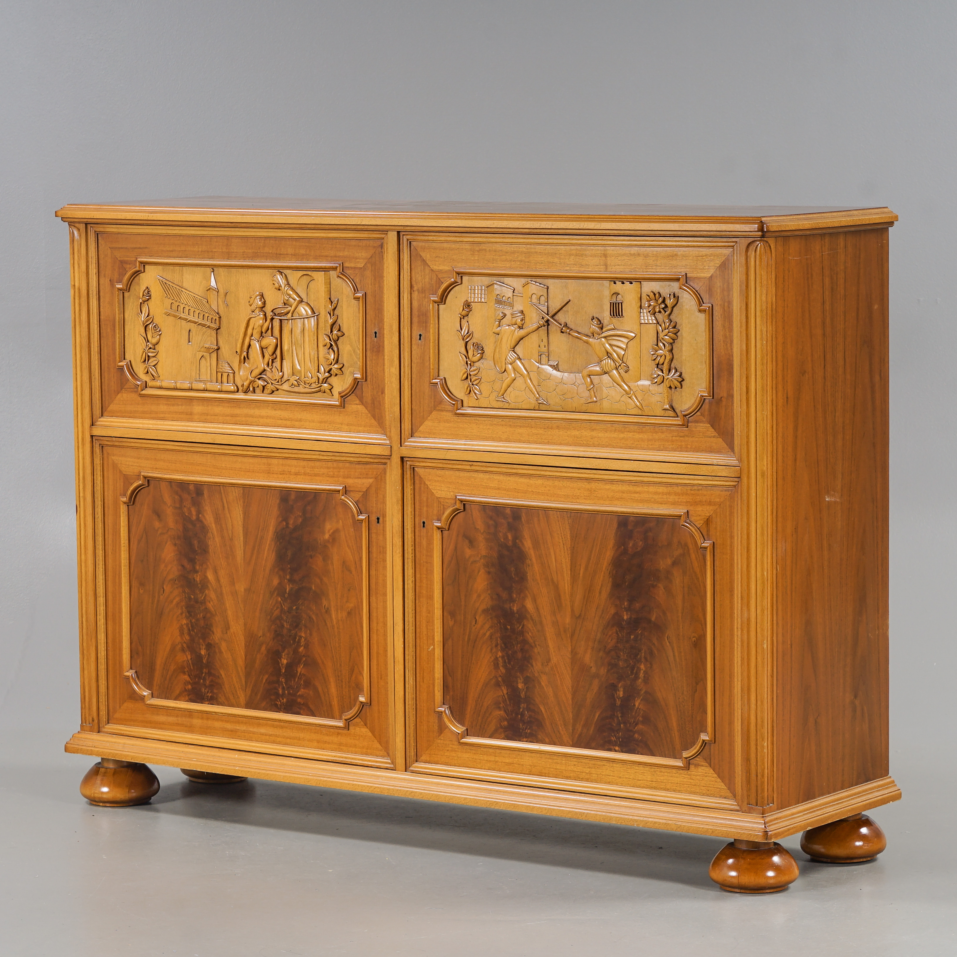 SKÅP Barockstil, valnöt, skuren dekor med figurscener, 1940/50-tal.